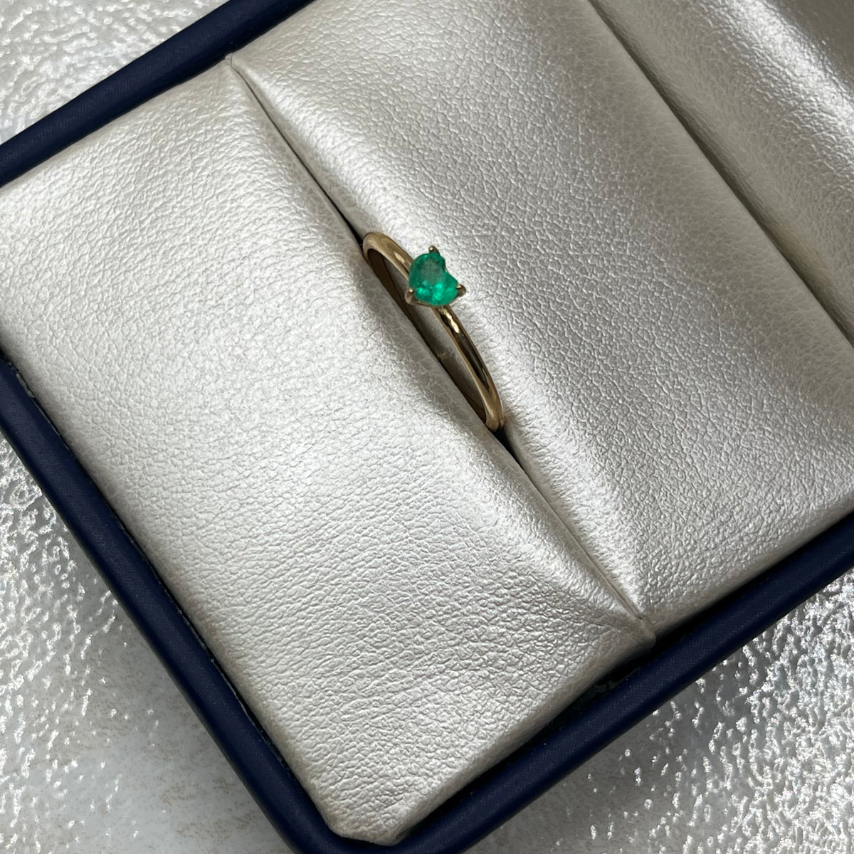 Anillo Corazon de Esmeralda Oro amarillo 18k / Talla 6 1/2 / 1,35 Gr / 1,40 mm