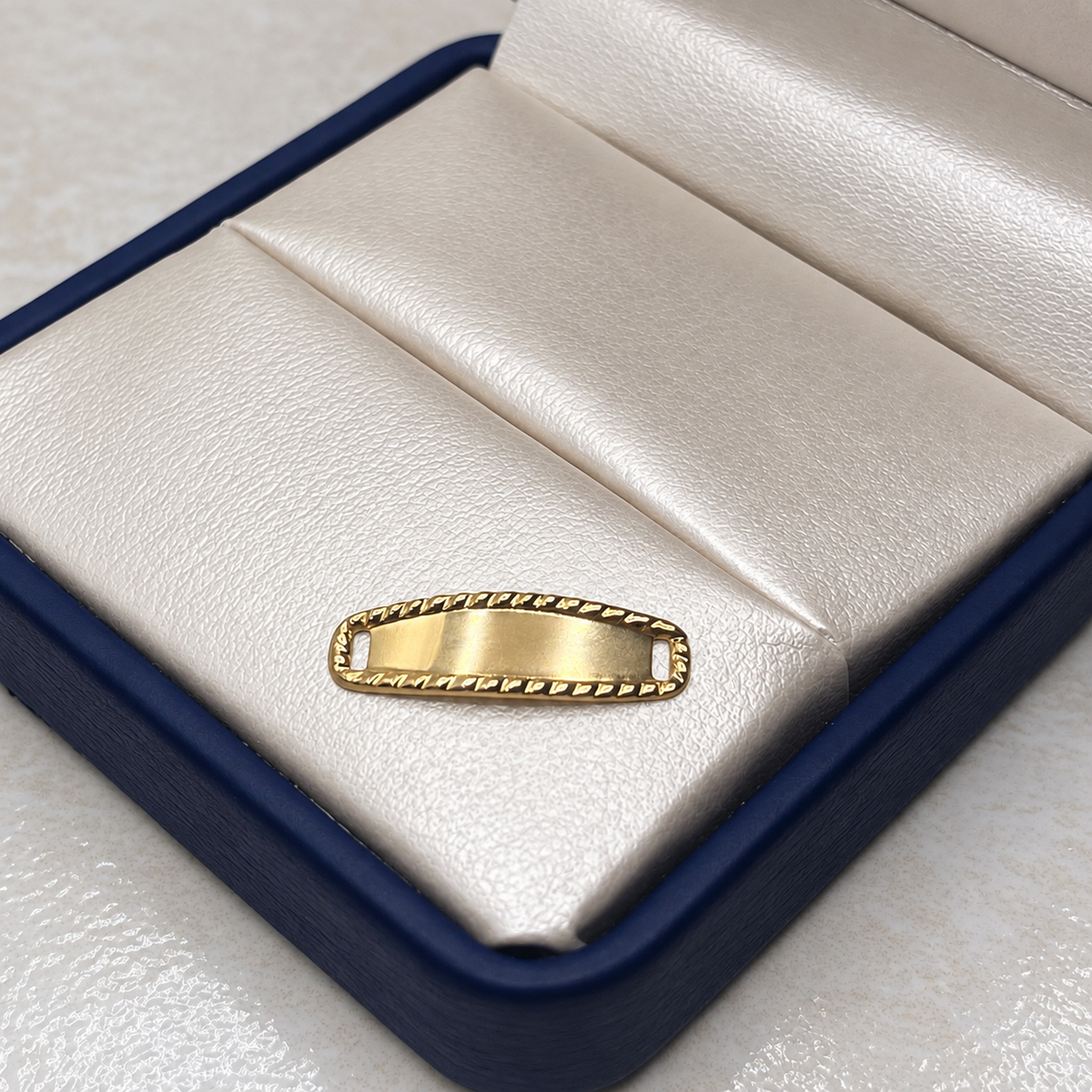 Herraje Placa Troquel Oro amarillo 18k 0,39 Gr / 2,3 Cm