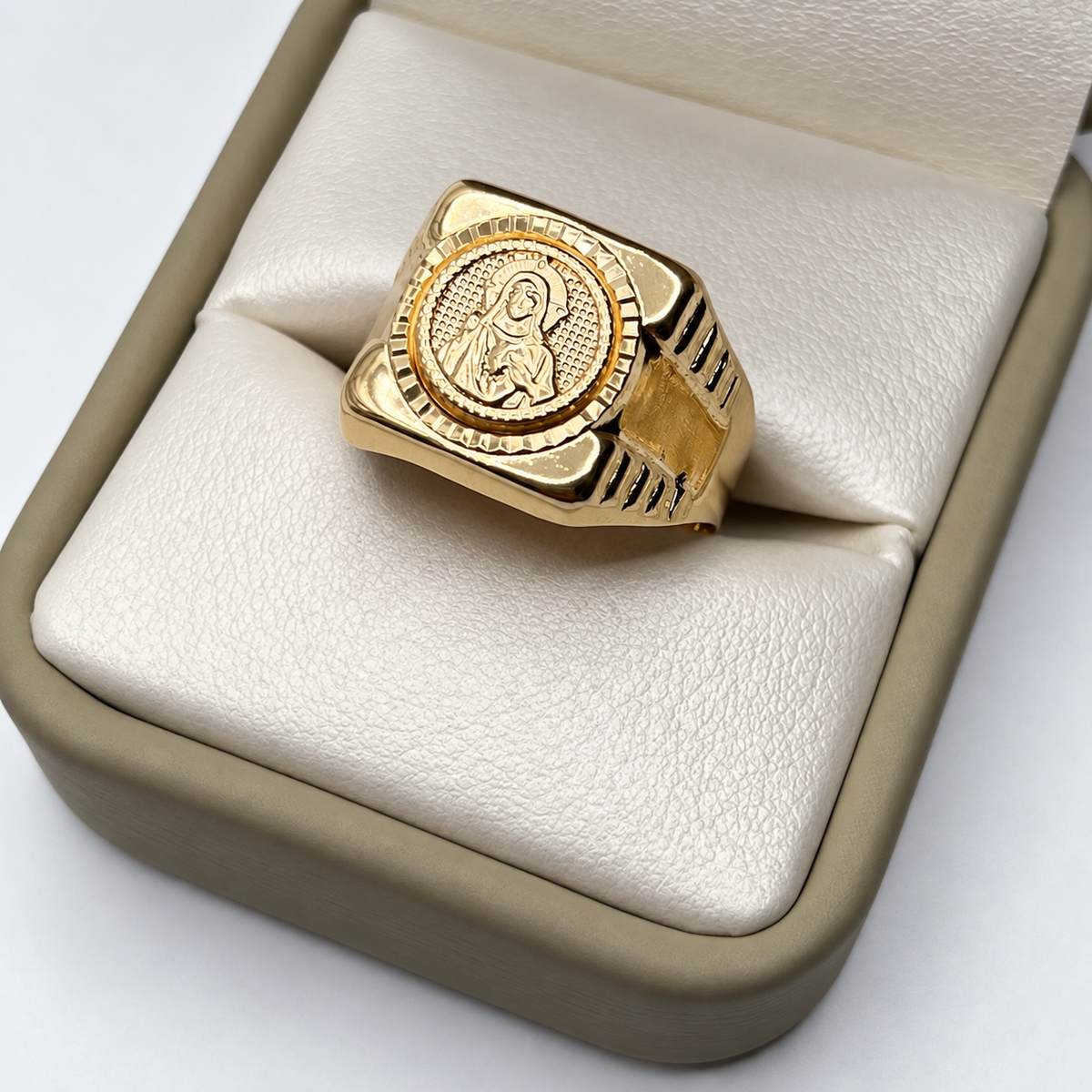 Anillo Jesús Círculo Apliques Oro amarillo 18k / Talla 10 / 4,03 Gr / 4,36 mm