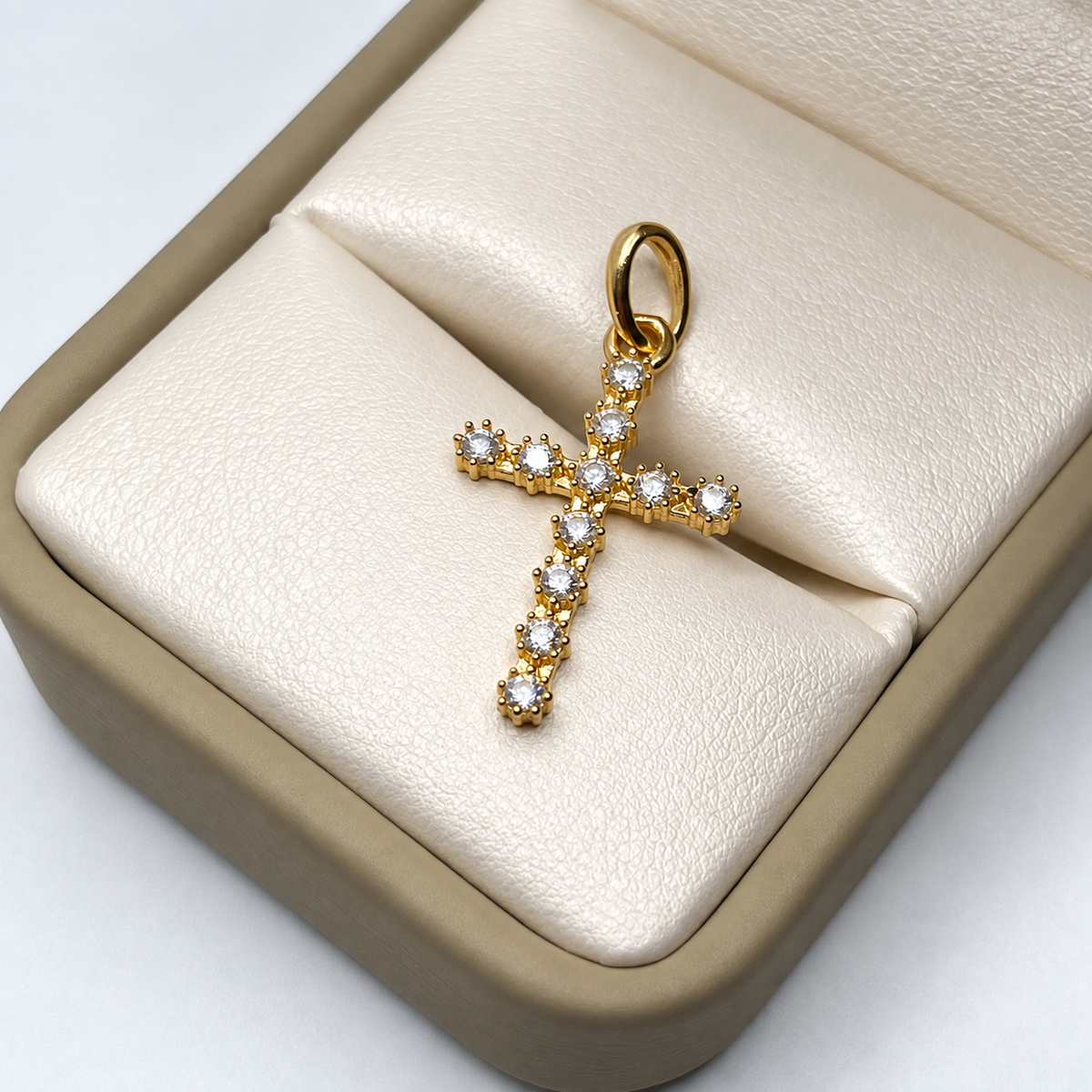 Dije Cruz Circones Blancos Oro amarillo 18k 1,76 Gr / 2,12 mm / 3 Cm