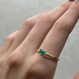 Anillo Corazon de Esmeralda Oro amarillo 18k / Talla 6 1/2 / 1,35 Gr / 1,40 mm