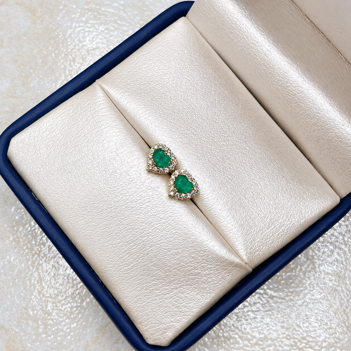 Topos Corazones de Esmeralda Rodeados en Moissanita Oro amarillo 18k 1,81 Gr / 4 mm