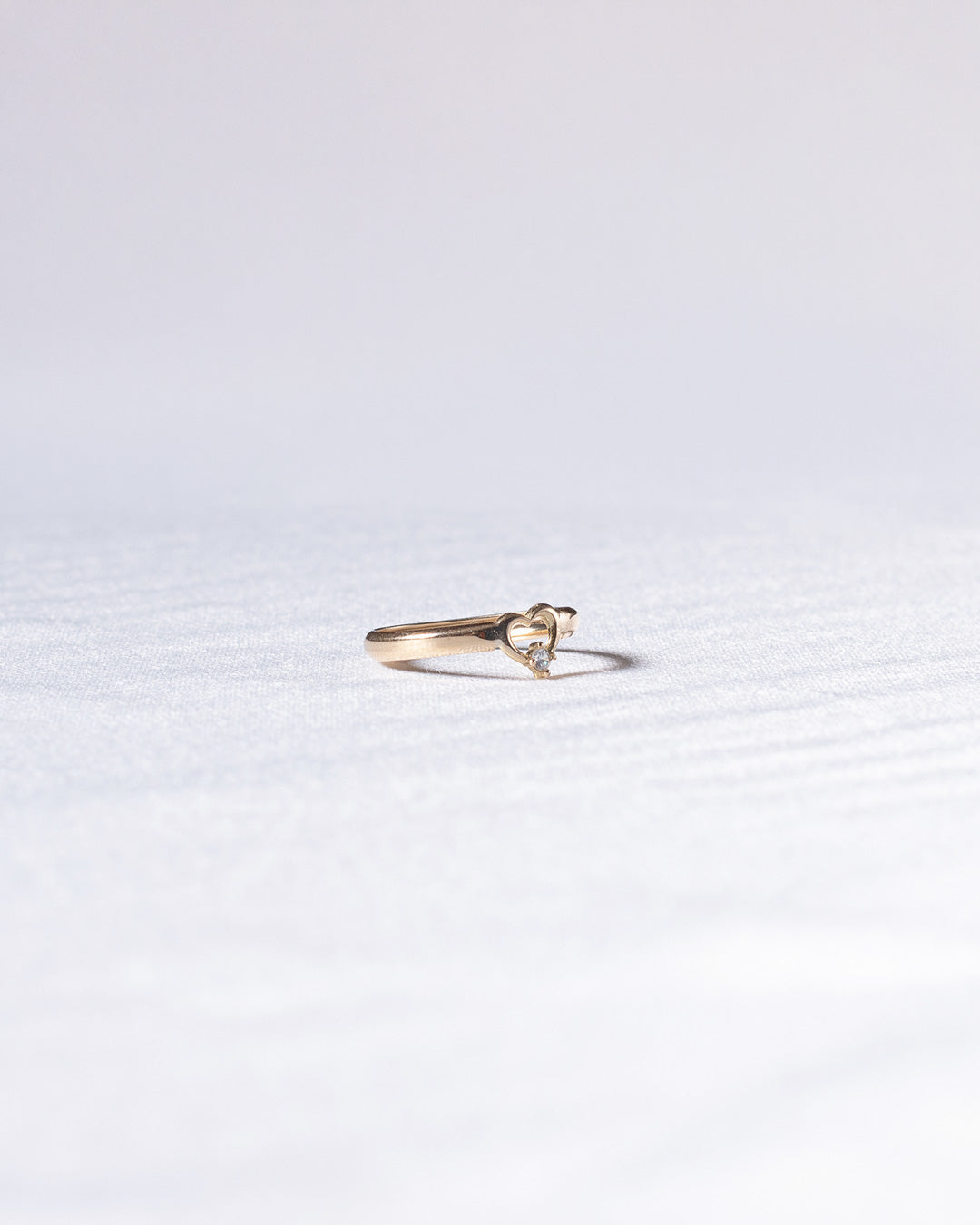 Anillo Corazón Circon Oro amarillo 18k / Talla 6 / 0,81 Gr