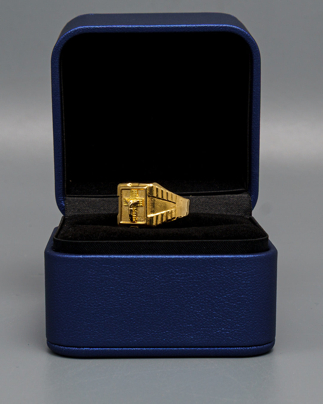 Anillo Cristo Oro amarillo 18k / Talla 9 / 2,96 Gr