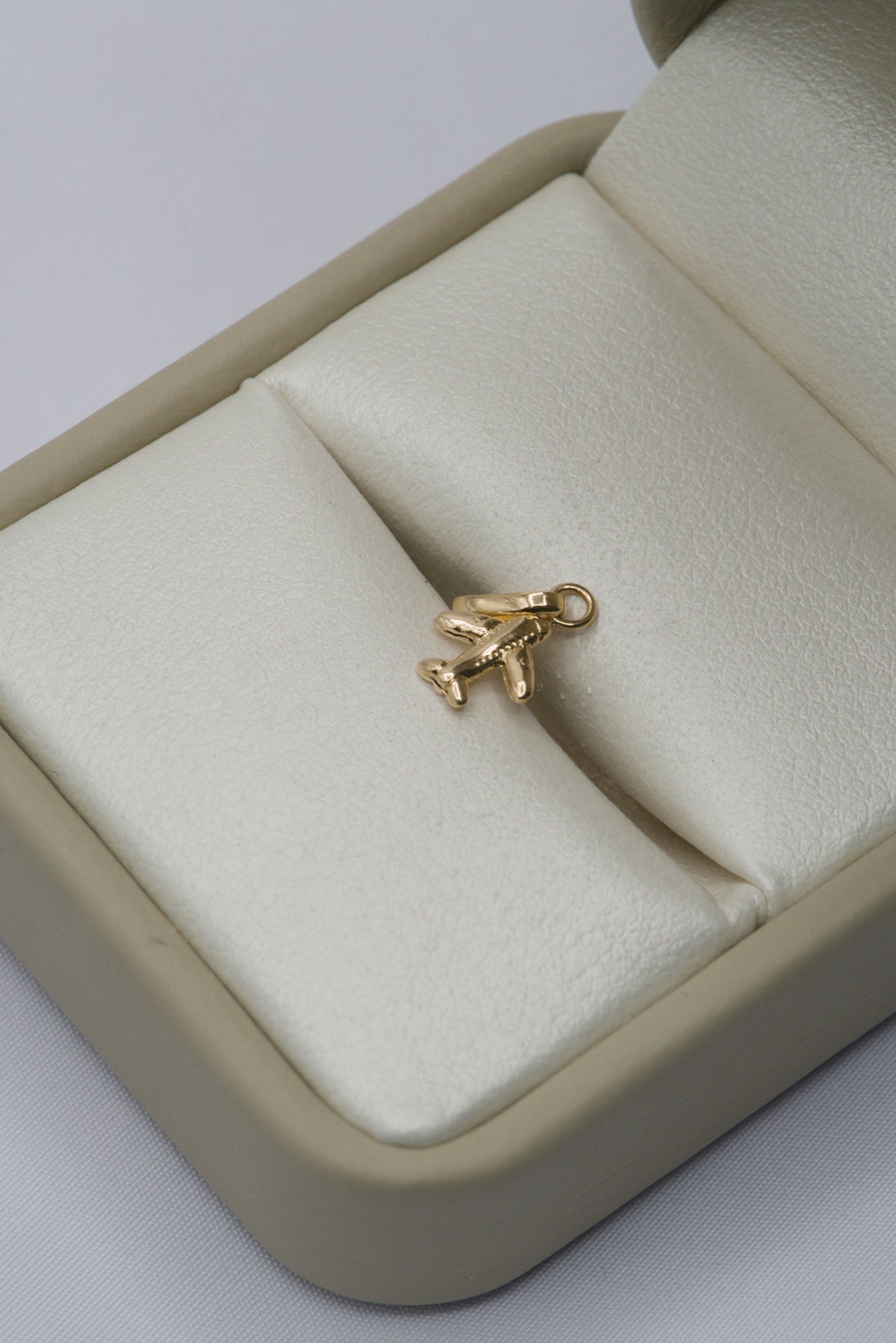 Dije avioncito oro amarillo 18k 0,30 gr / 1,68 mm / 1,8 cm