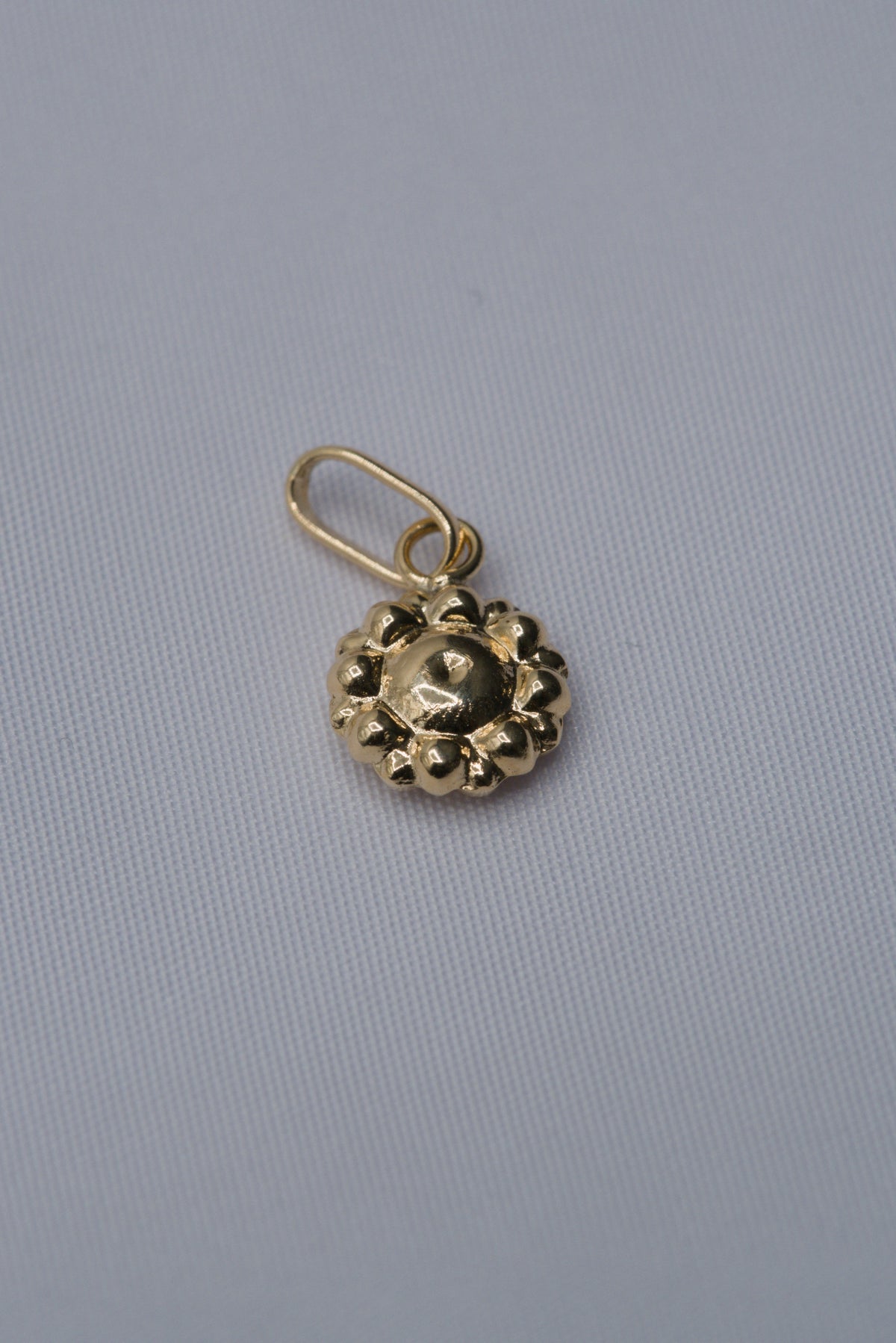 Dije flor redonda oro amarillo 18k 0,39 gr / 2,00 cm