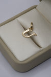 dije letra (U) oro amarillo 18k 0,80 gr / 9 mm / 1,7 cm