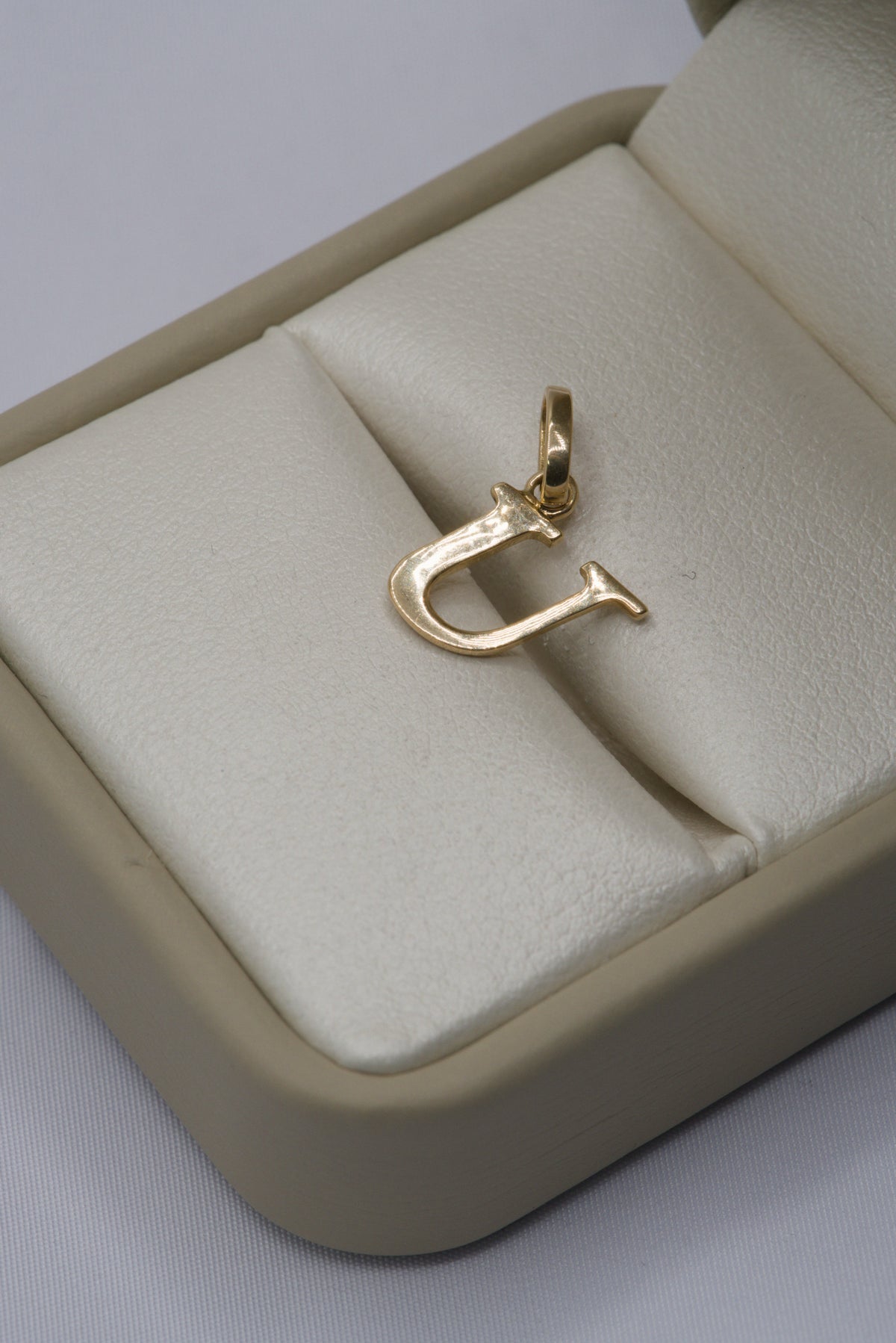 dije letra (U) oro amarillo 18k 0,80 gr / 9 mm / 1,7 cm