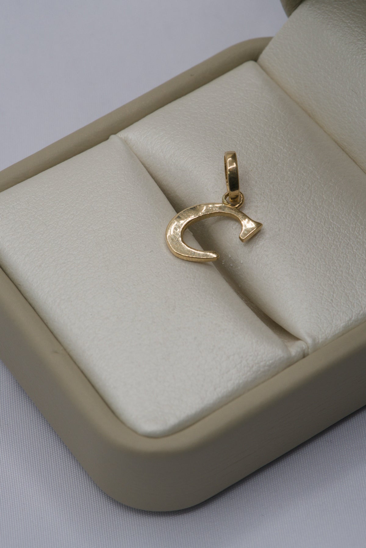 Dije letra (C) oro amarillo 18k 0,86 gr / 9 mm / 1,7 cm