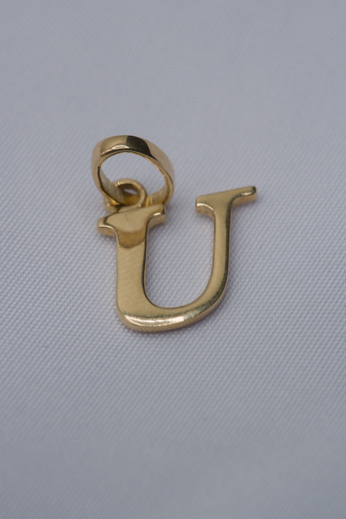 dije letra (U) oro amarillo 18k 0,80 gr / 9 mm / 1,7 cm