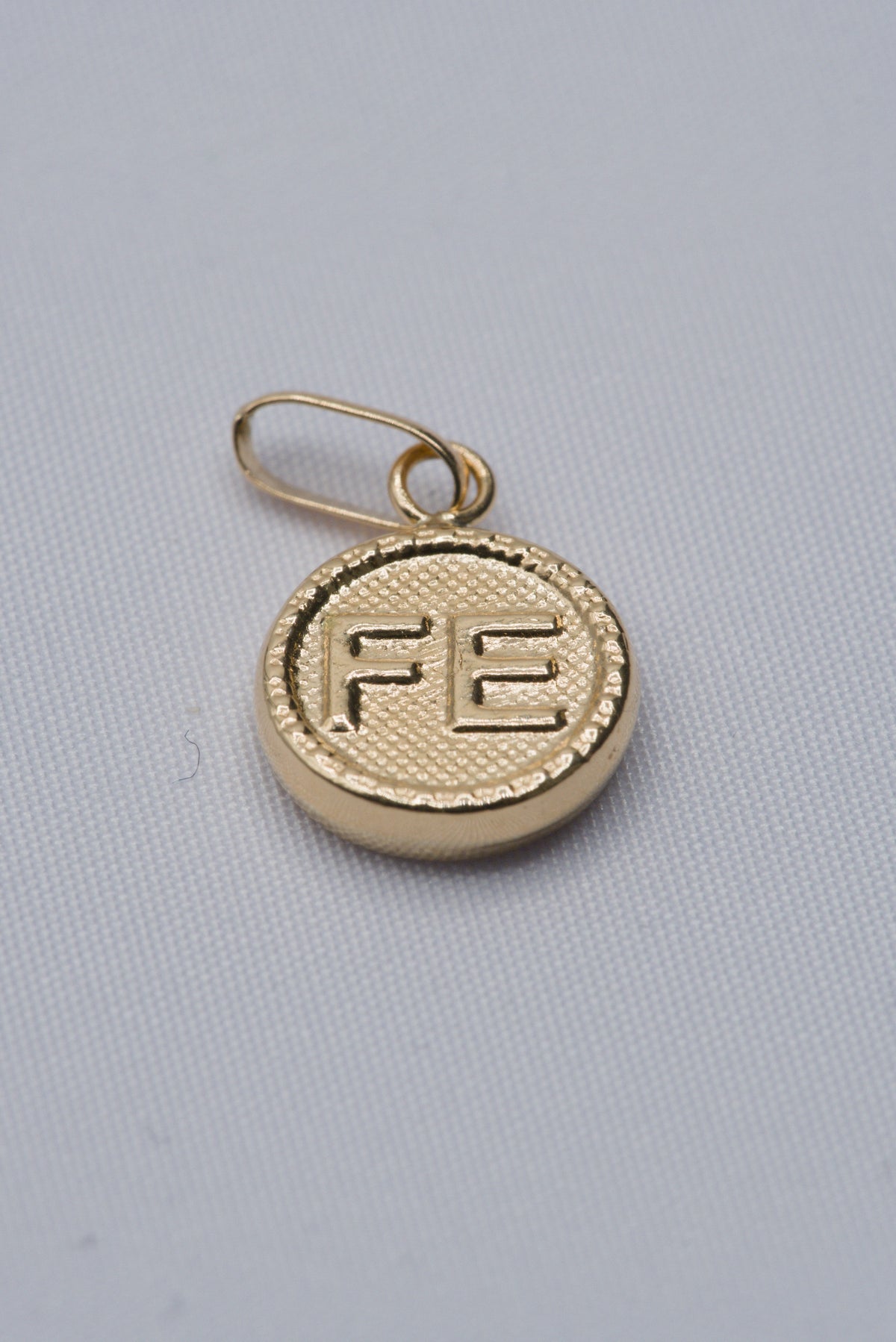 Dije FE oro amarillo 18k 0,66 gr / 2,3 mm / 1,8 cm