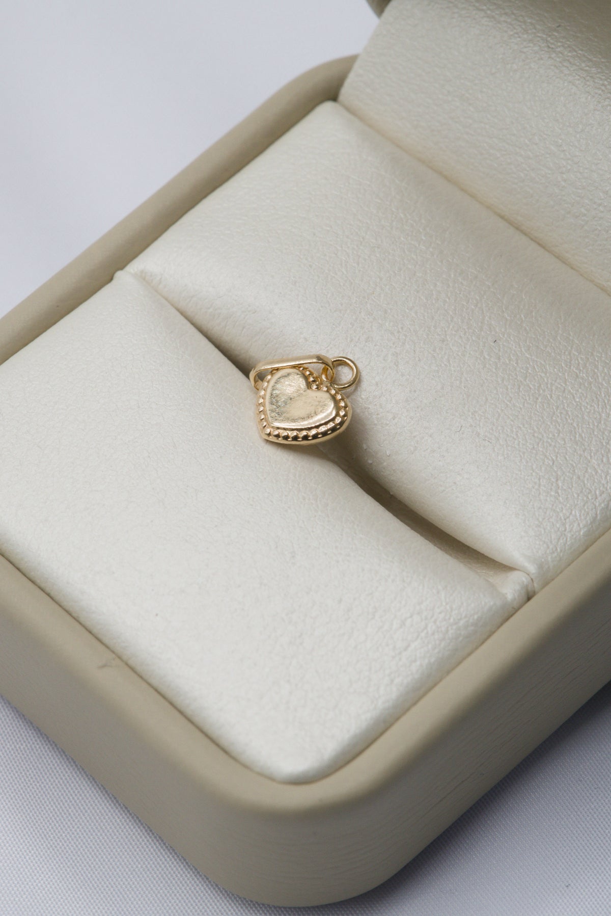 Dije corazón plano oro amarillo 18k 0,35 gr / 2,23 mm / 1,5 cm