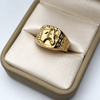 Anillo Cara de Caballo Apliques Oro amarillo 18k / Talla 10 / 3,37 Gr / 5,25 mm