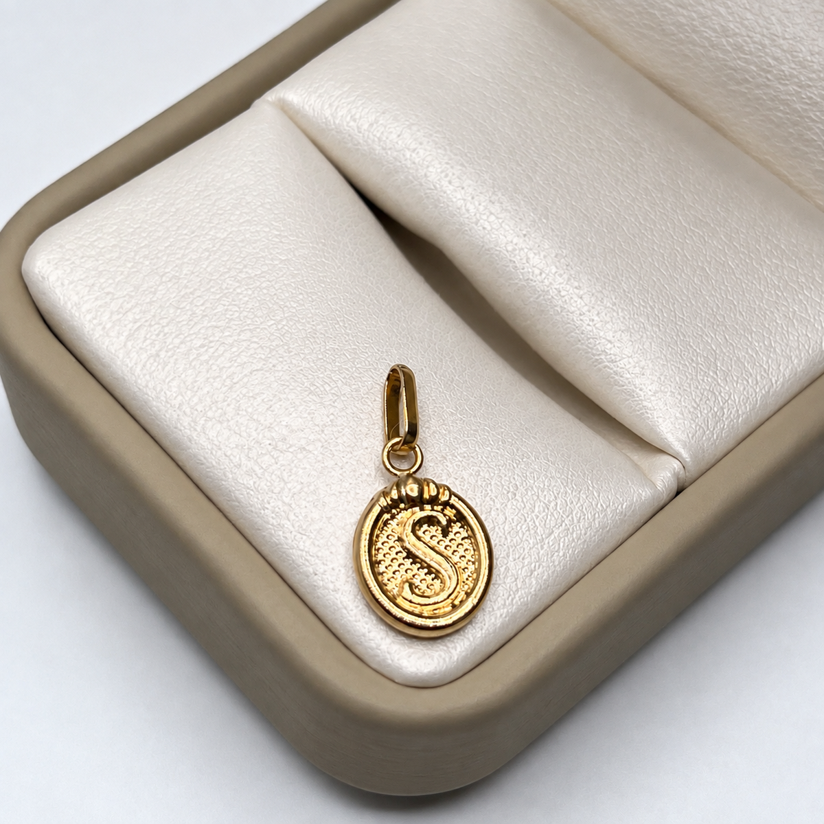 Dije Letra S Oro amarillo 18k 0,69 Gr / 1,95 mm / 1,8 Cm