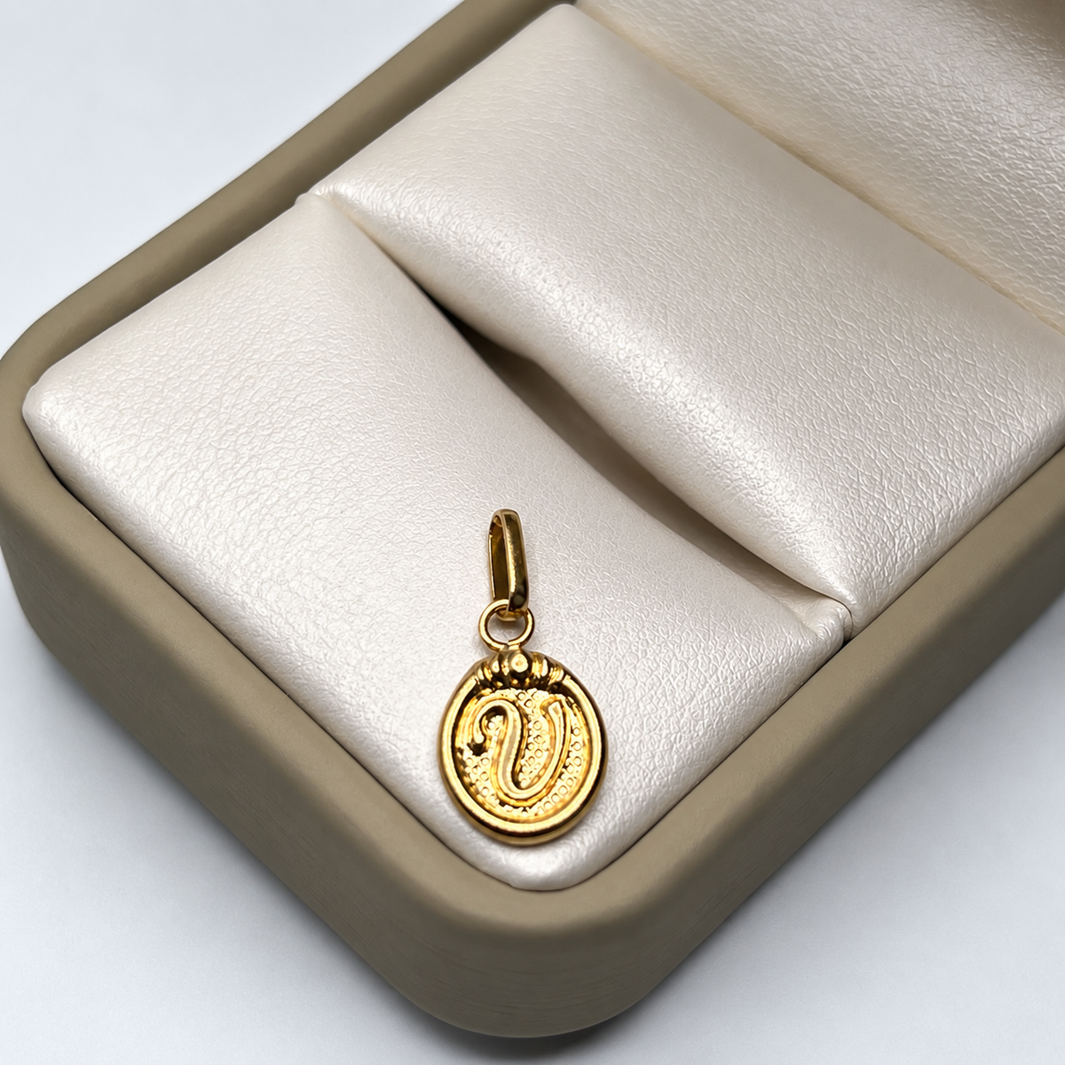 Dije Letra V Oro amarillo 18k 0,64 Gr / 1,73 mm / 1,8 Cm