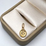 Dije Letra F Oro amarillo 18k 0,62 Gr / 1,81 mm / 1,8 Cm