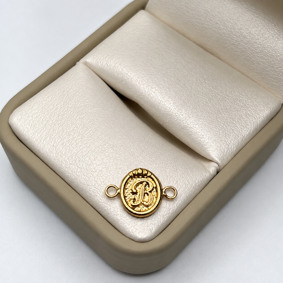 Herraje Letra B Oro amarillo 18k 0,57 Gr / 1,5 Cm