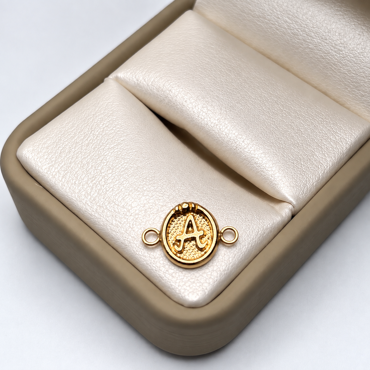 Herraje Letra A Oro amarillo 18k 0,59 Gr / 1,5 Cm