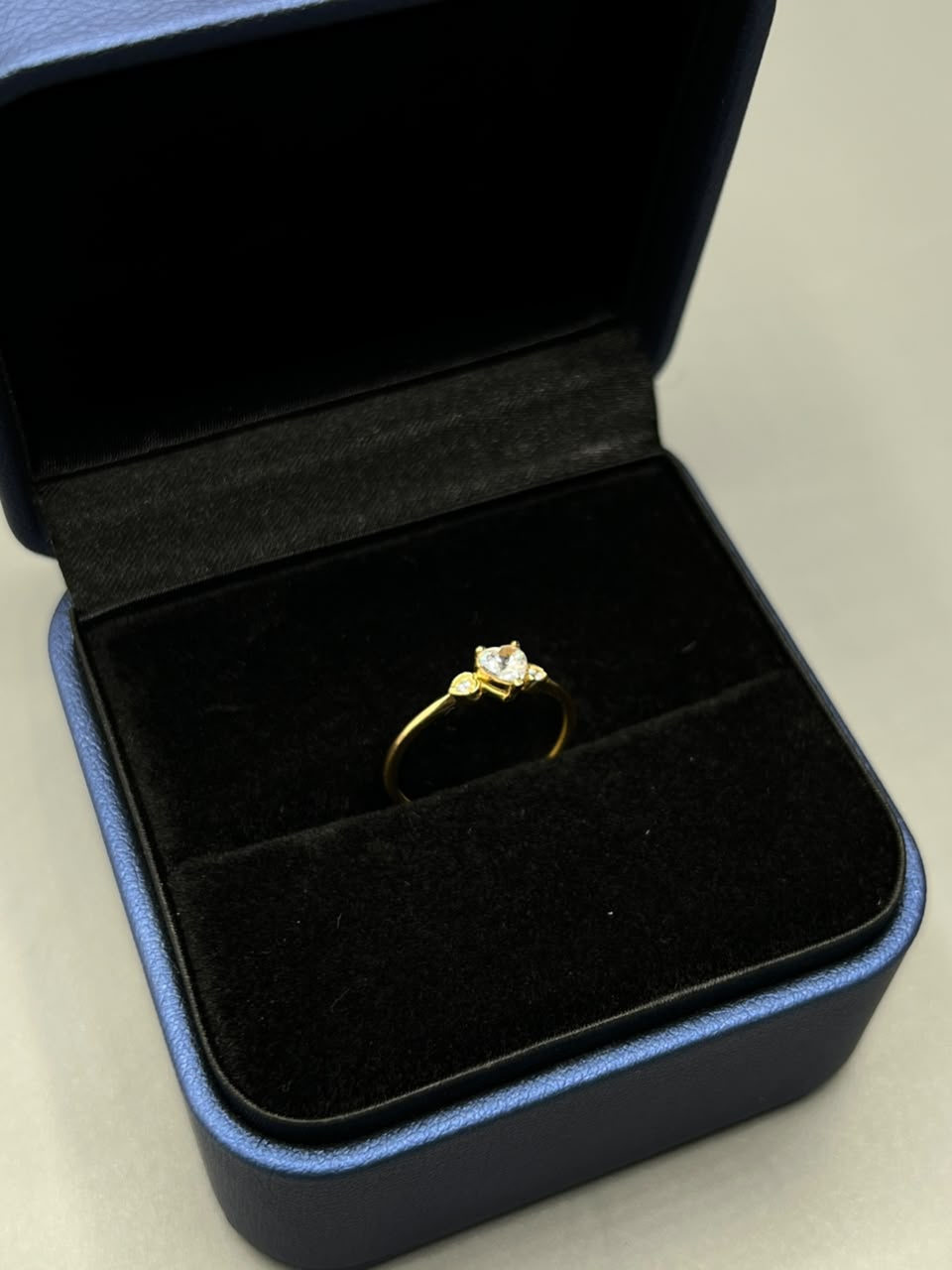 Anillo Circon Corazón Oro amarillo 18k / Talla 5 / 1,07 Gr