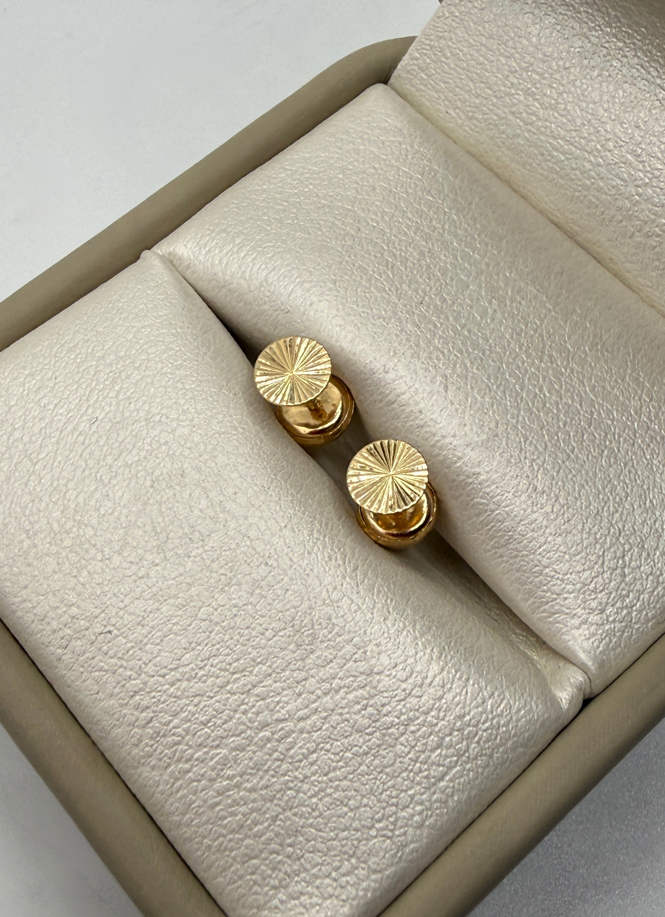 Topos diamantado plano oro amarillo 18k 0,48 Gr / 5,3 mm