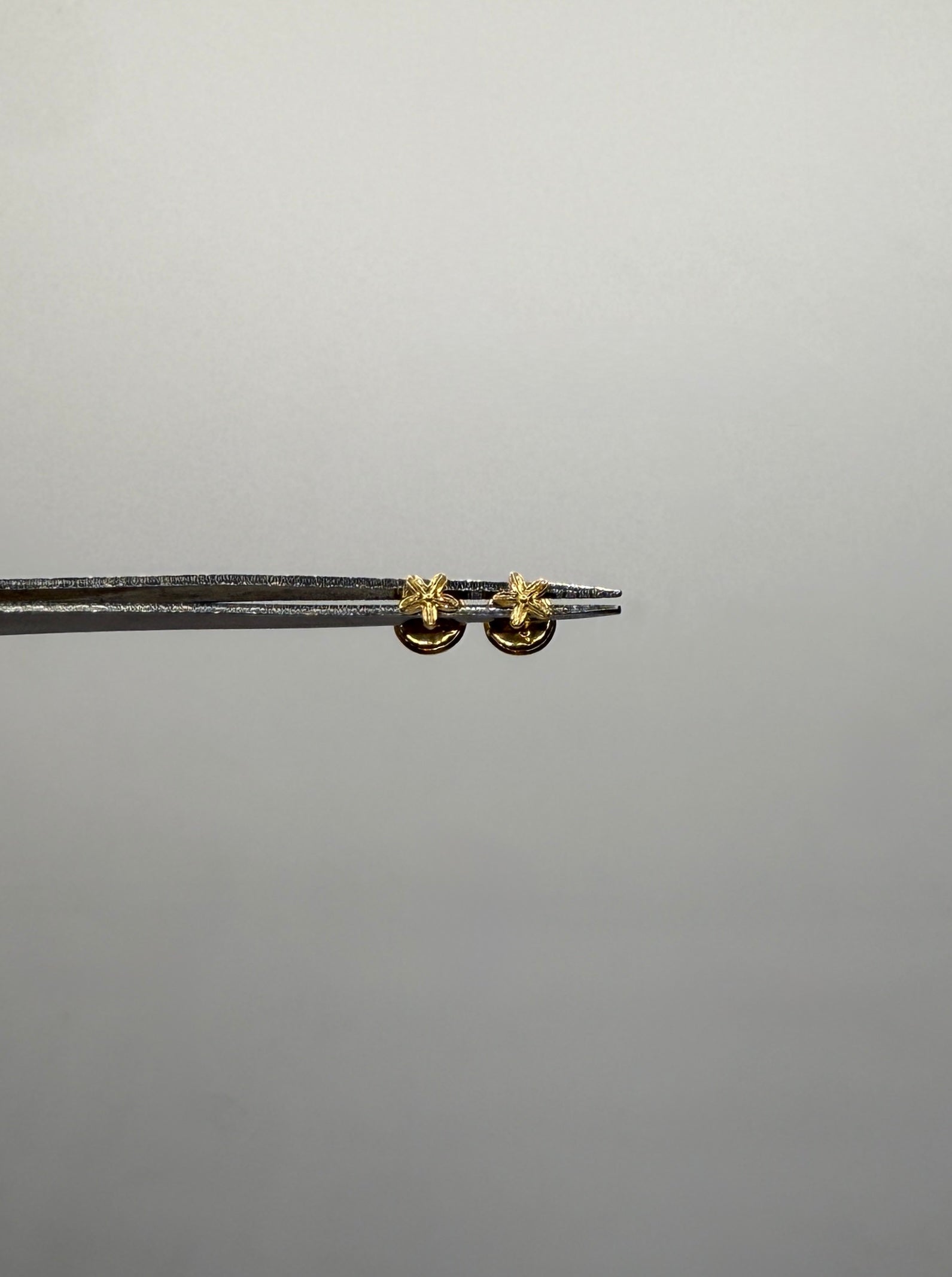 Topos flor oro amarillo 18k 0,48 gr / 4,20 mm