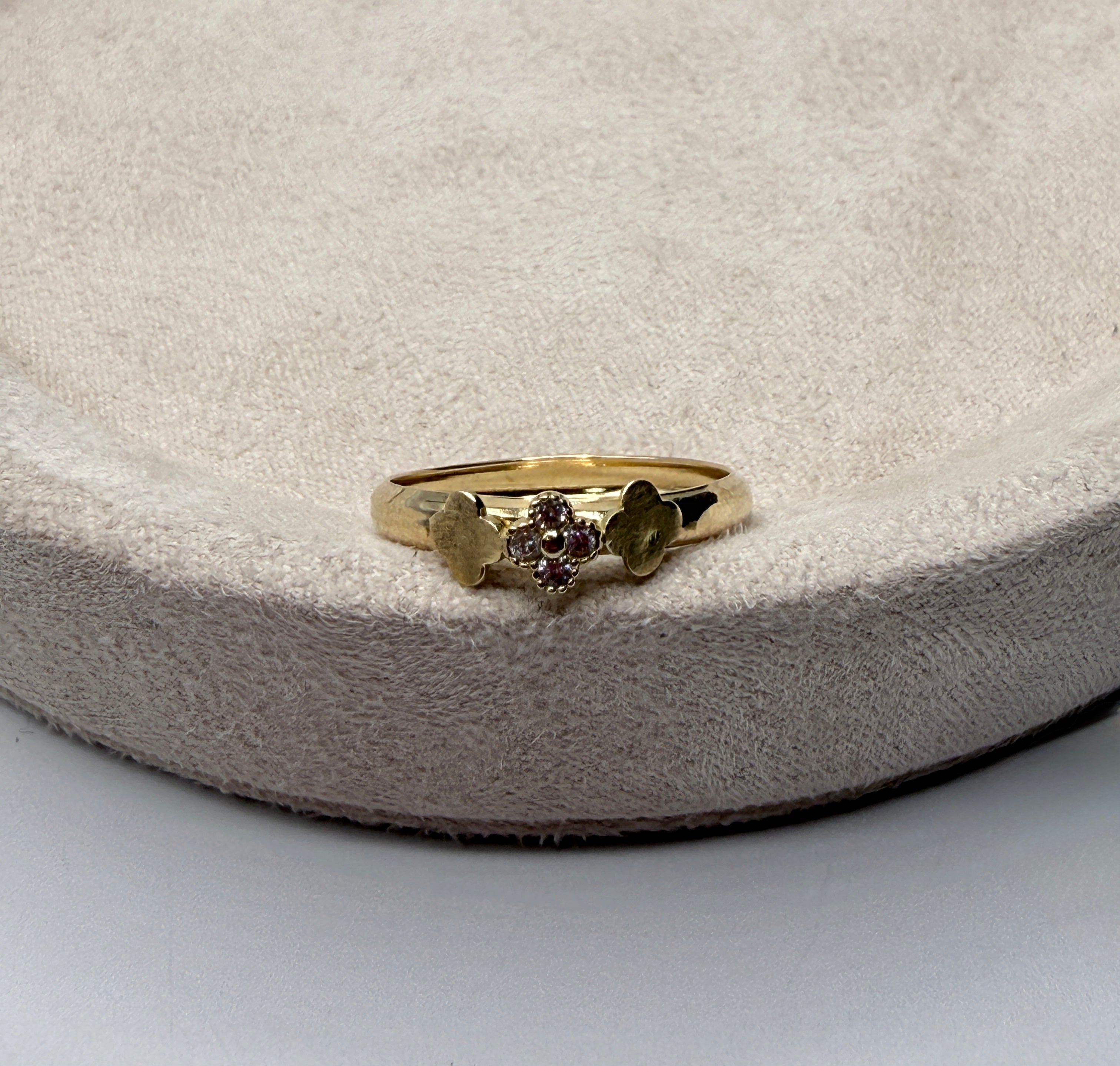 Anillo trébol circón blanco oro amarillo 18k / talla 7 / 1,13 gr