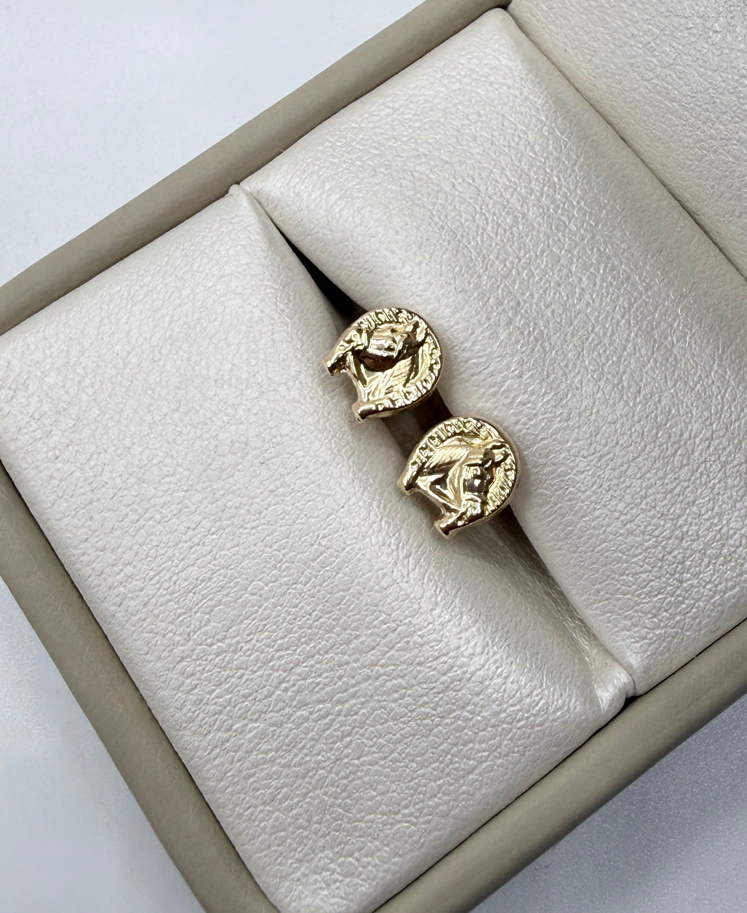 Topos herradura oro amarillo 18k 0,66 gr /7,3 mm