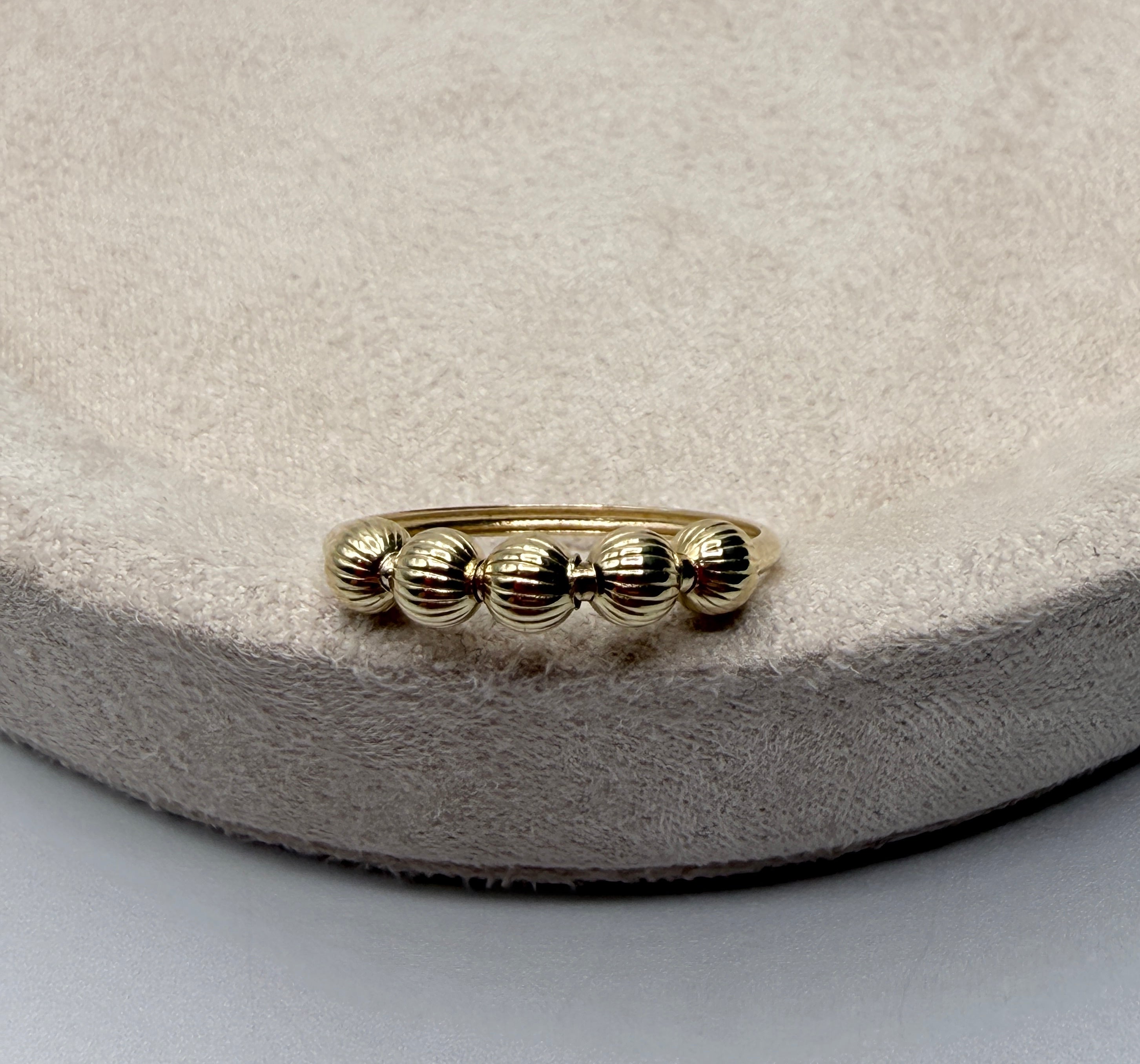 Anillo bolas diamantadas oro amarillo 18k / talla 7 / 0,97 gr / 1,58 mm