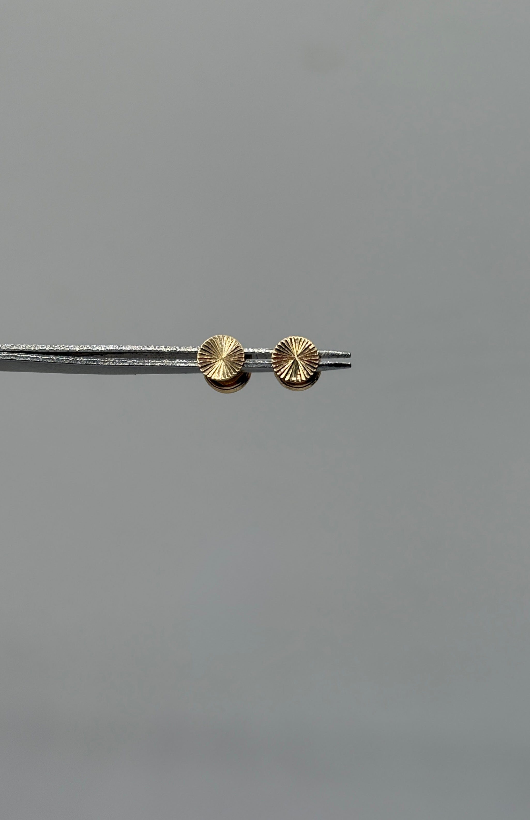 Topos diamantado plano oro amarillo 18k 0,48 Gr / 5,3 mm