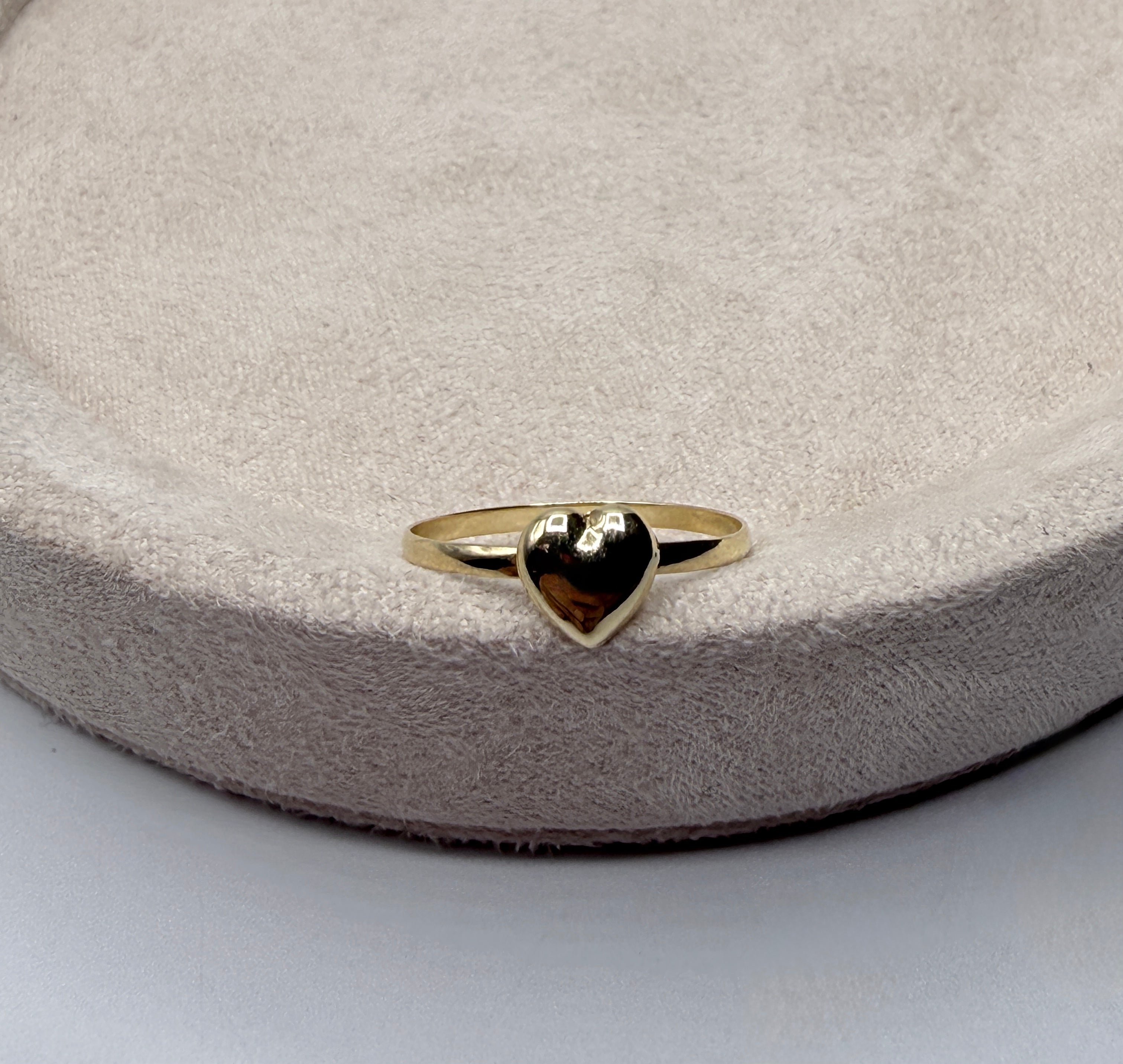 Anillo corazón liso oro amarillo 18k / talla 9 / 0,78 gr / 1,6 mm