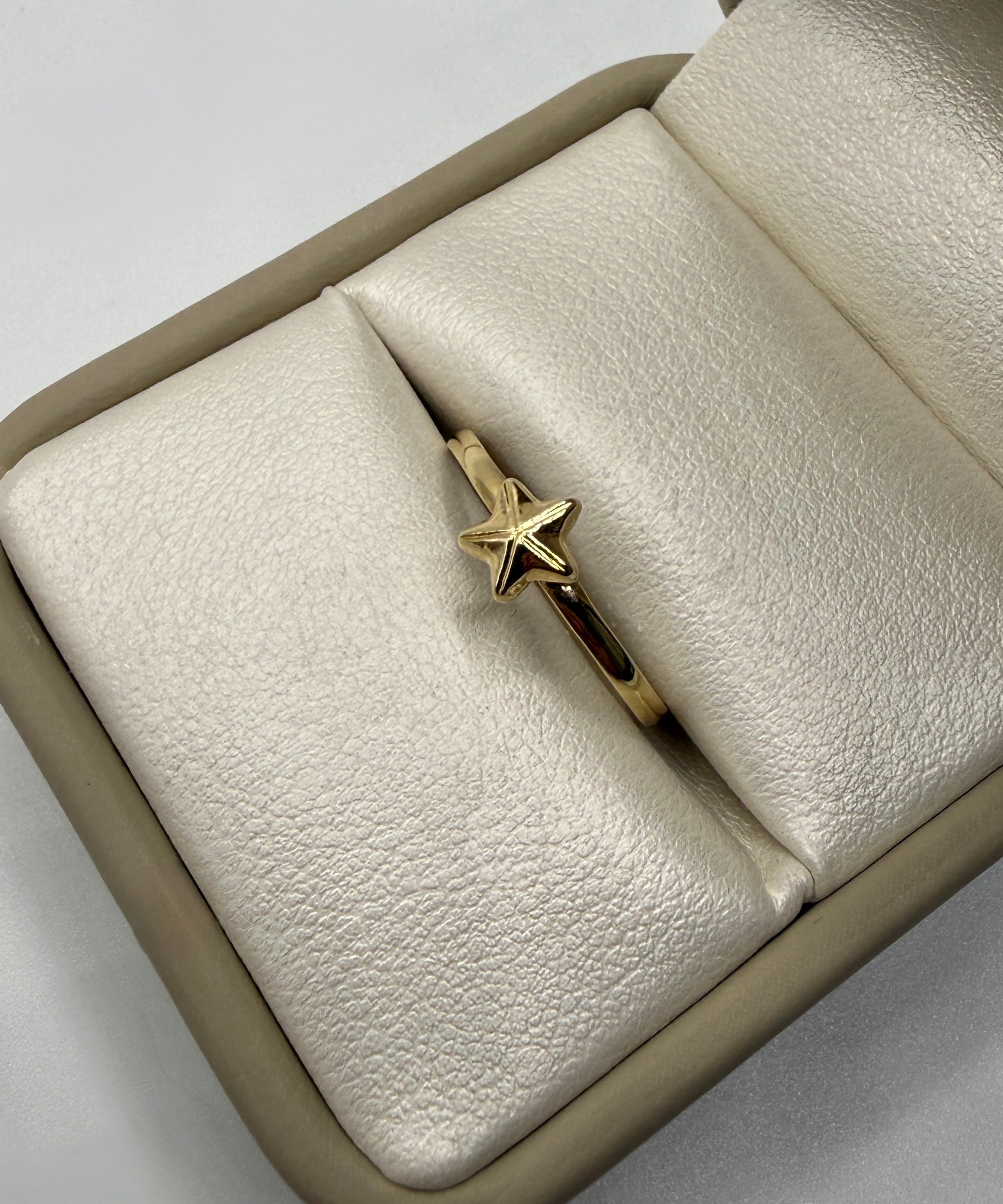 Anillo estrella oro amarillo 18k / talla 7 1/2 / 0,77 gr / 1,55 mm