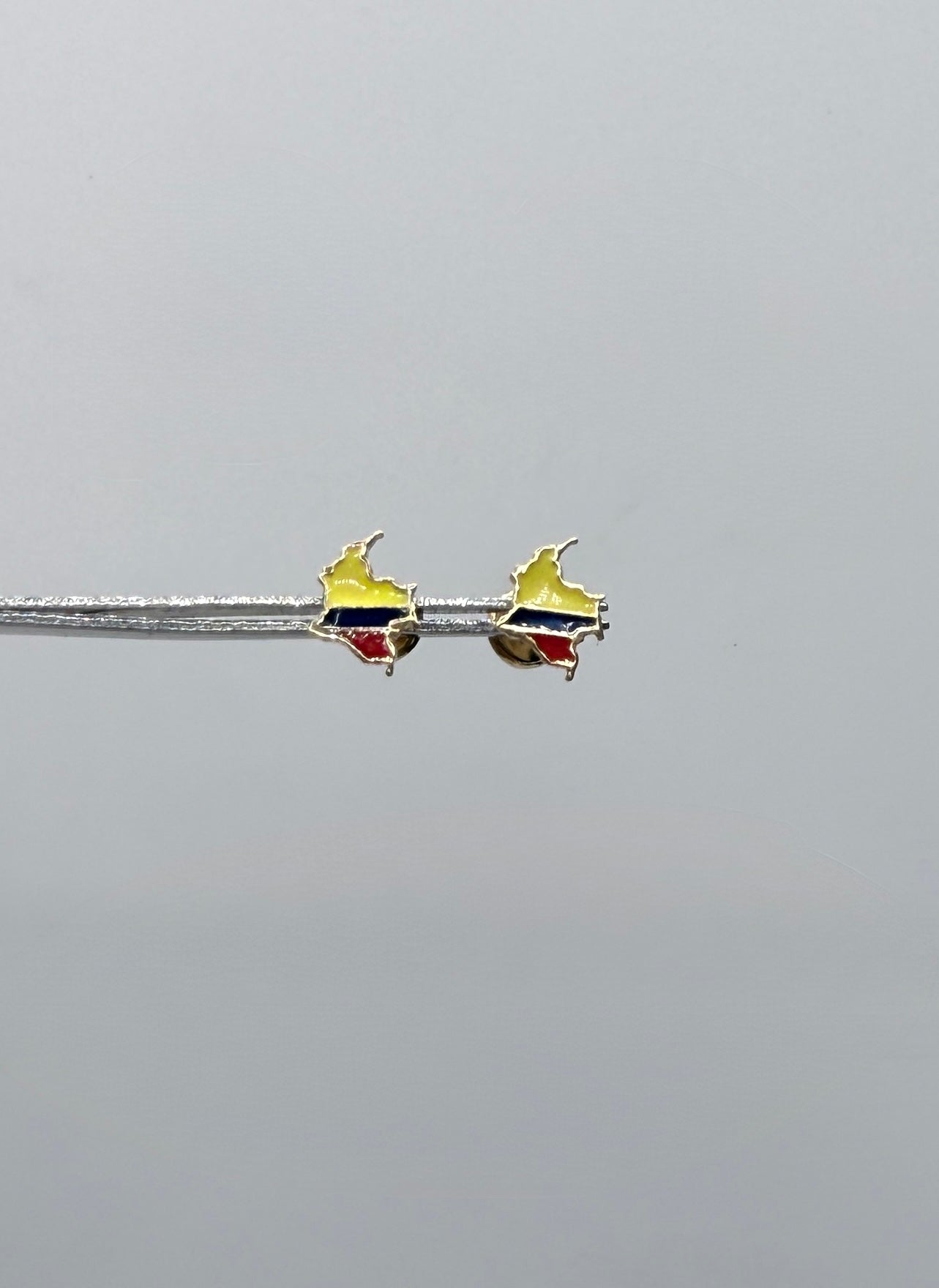 Topos mapa Colombia oro amarillo 18k 0,95 gr / 7,24 mm