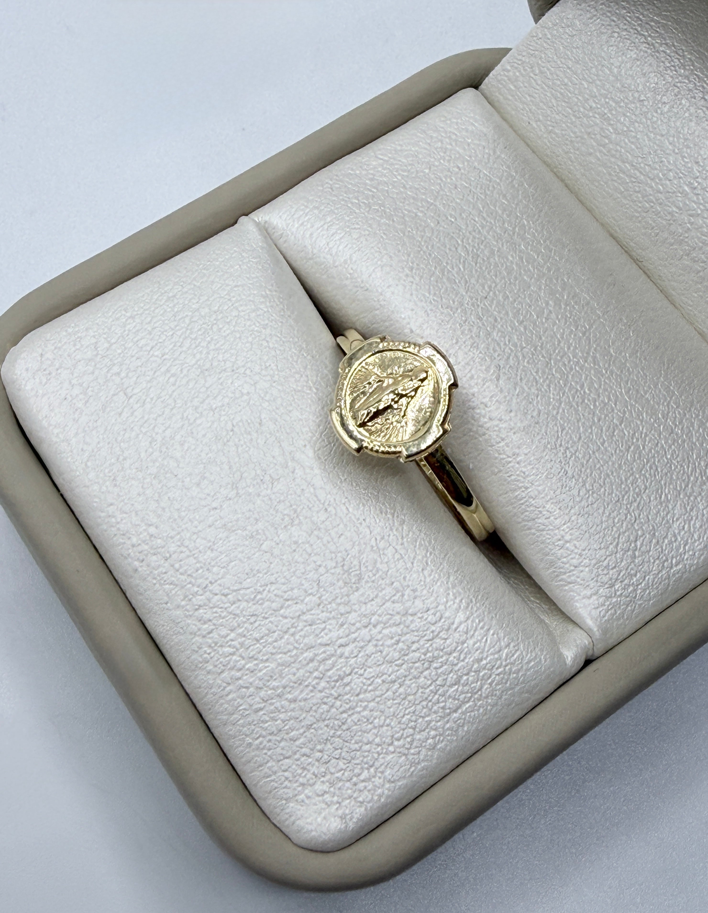 Anillo virgen milagrosa oro amarillo 18k / talla 7 1/2 / 0,94 gr / 1,6 mm