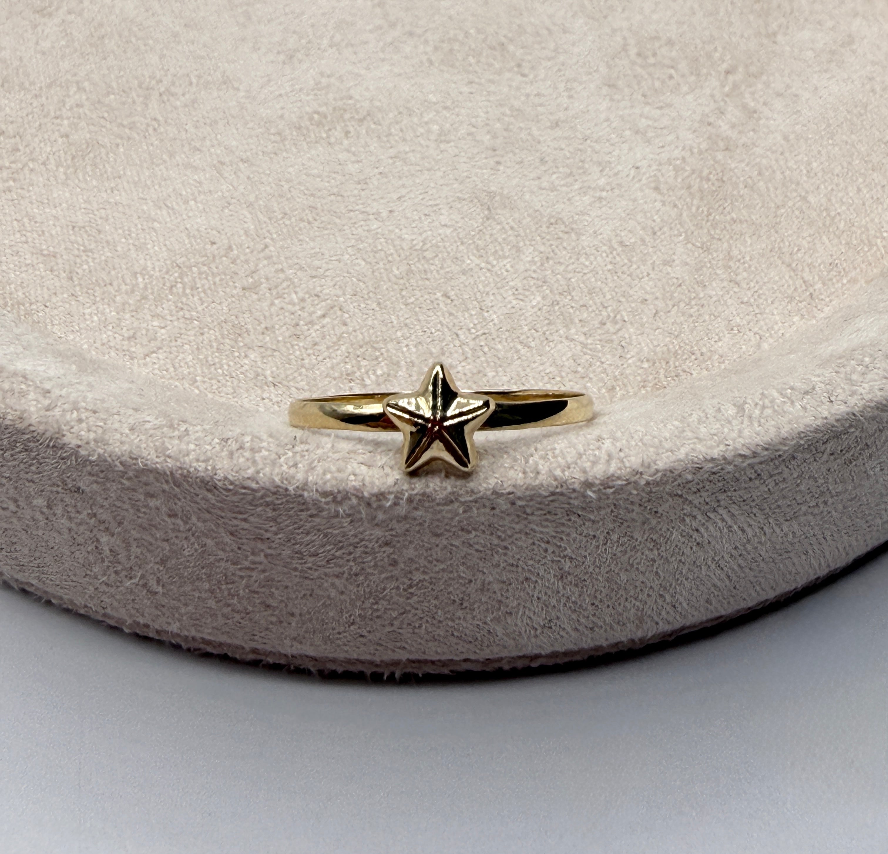 Anillo estrella oro amarillo 18k / talla 7 1/2 / 0,77 gr / 1,55 mm