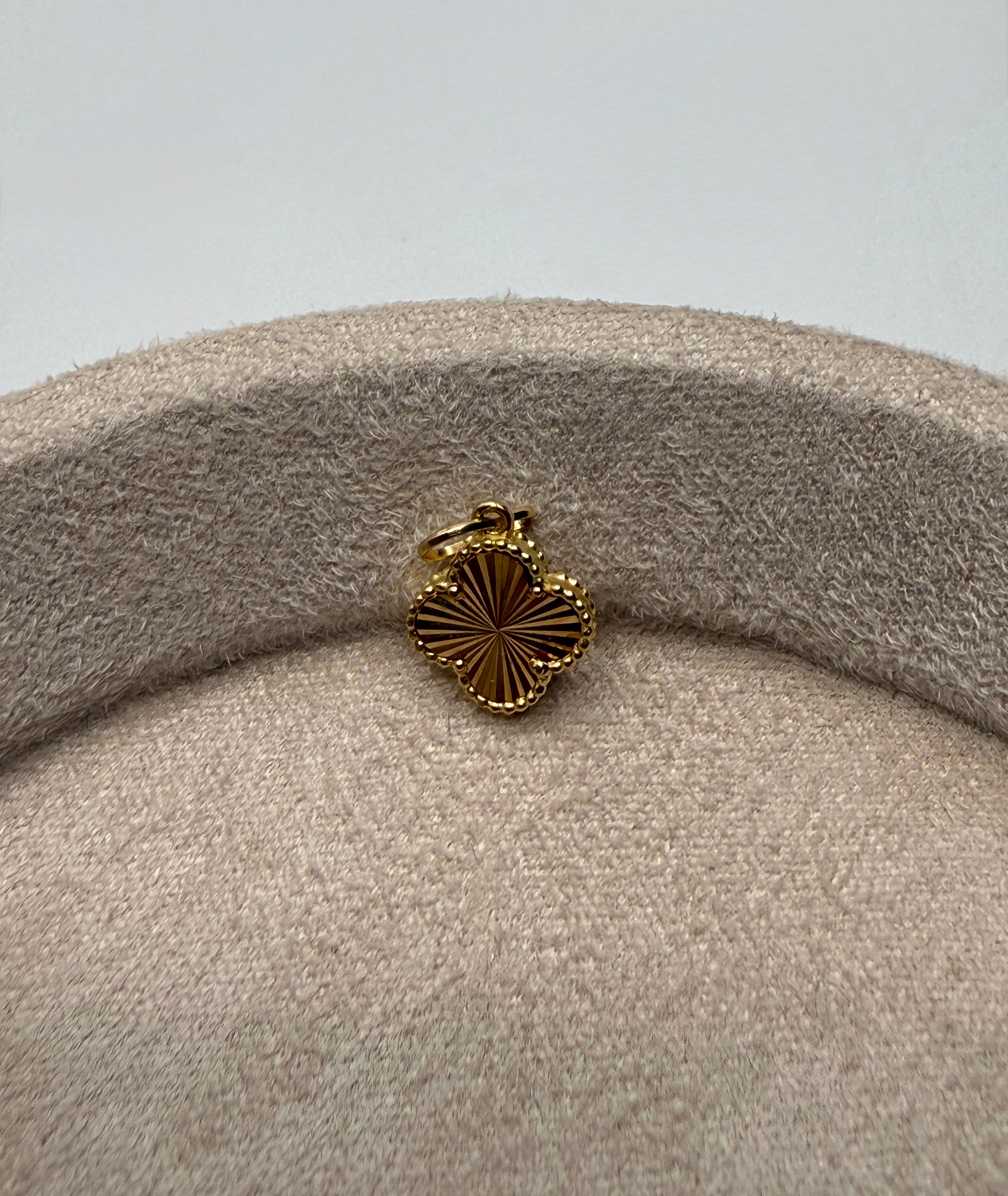 Dije trébol diamantado oro amarillo 18k 0,94 gr / 9,8 mm