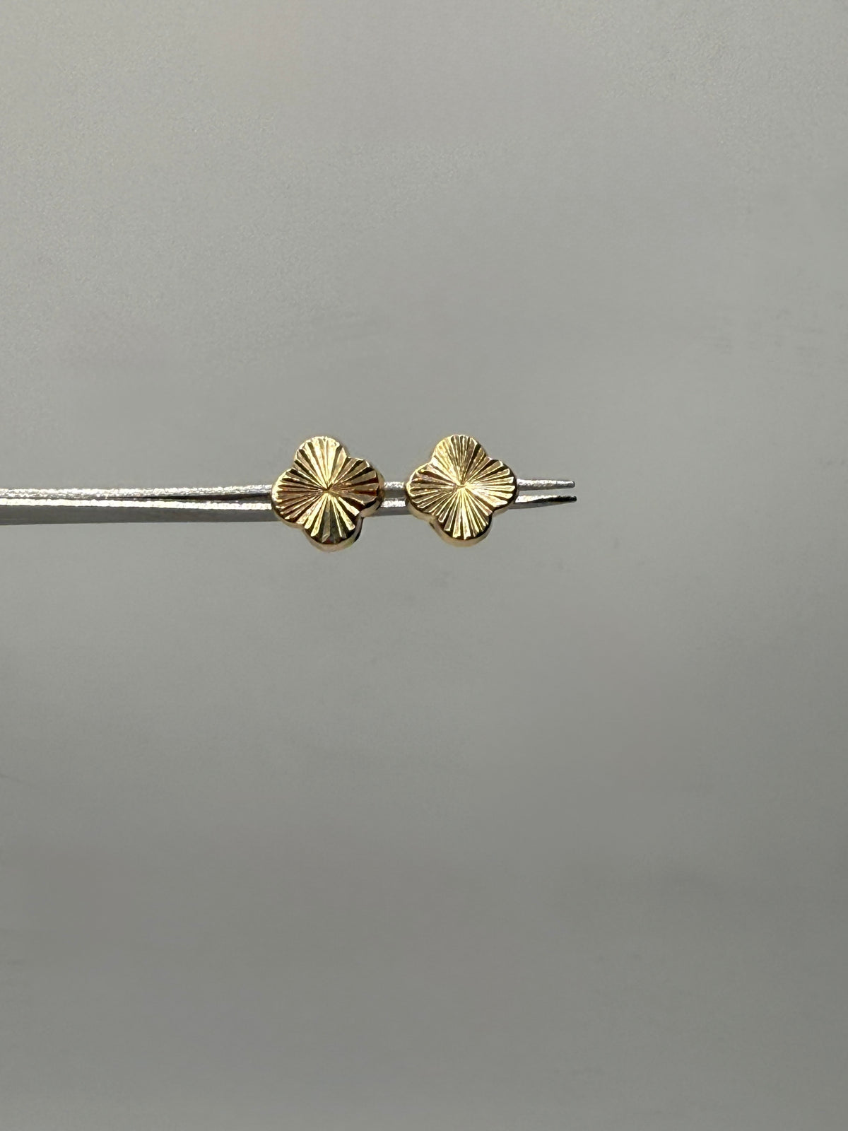 Topos trébol diamantados oro amarillo 18k 1 gr / 8,9 mm
