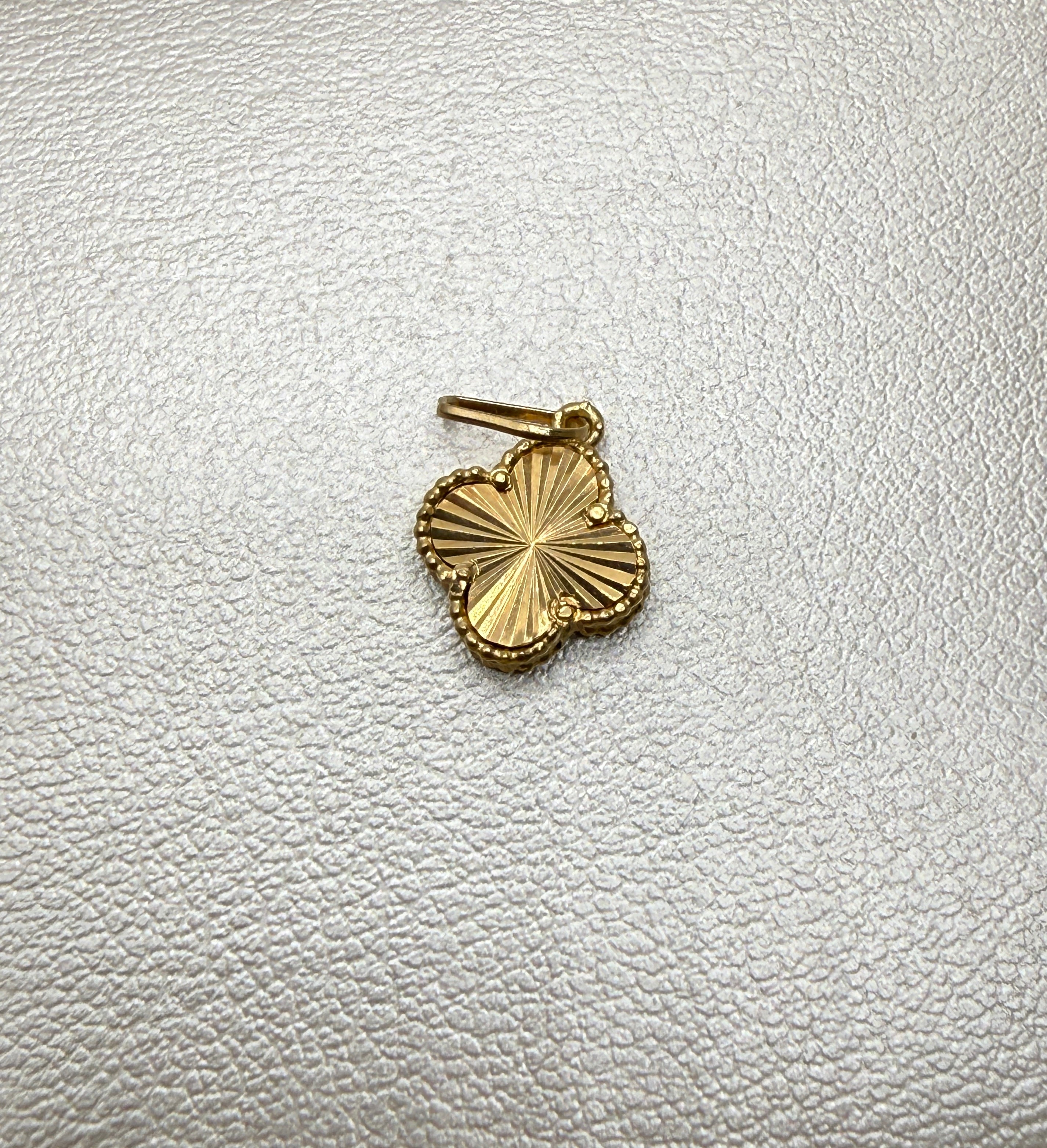 Dije trébol diamantado oro amarillo 18k 0,94 gr / 9,8 mm