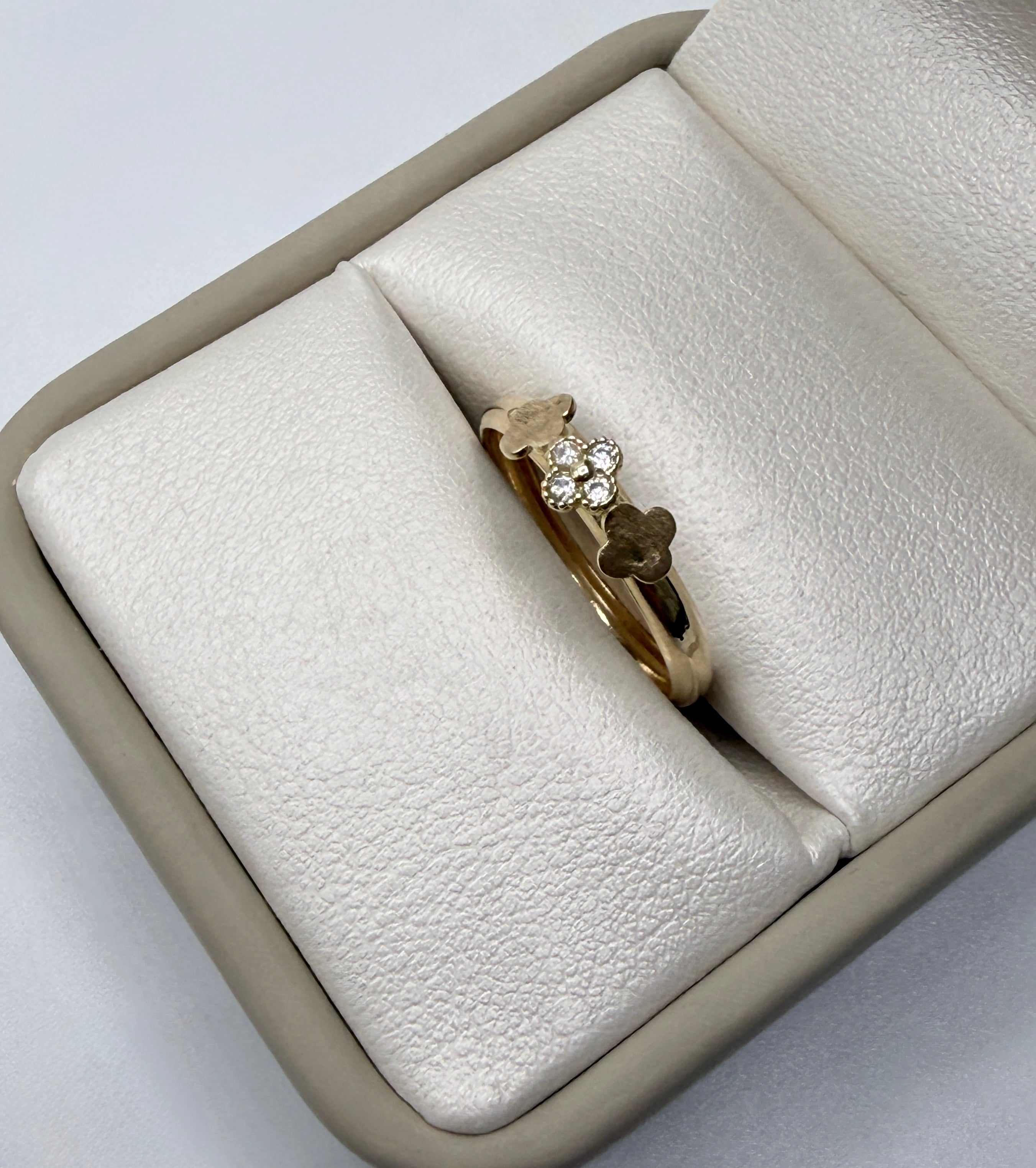 Anillo trébol circón blanco oro amarillo 18k / talla 7 / 1,13 gr