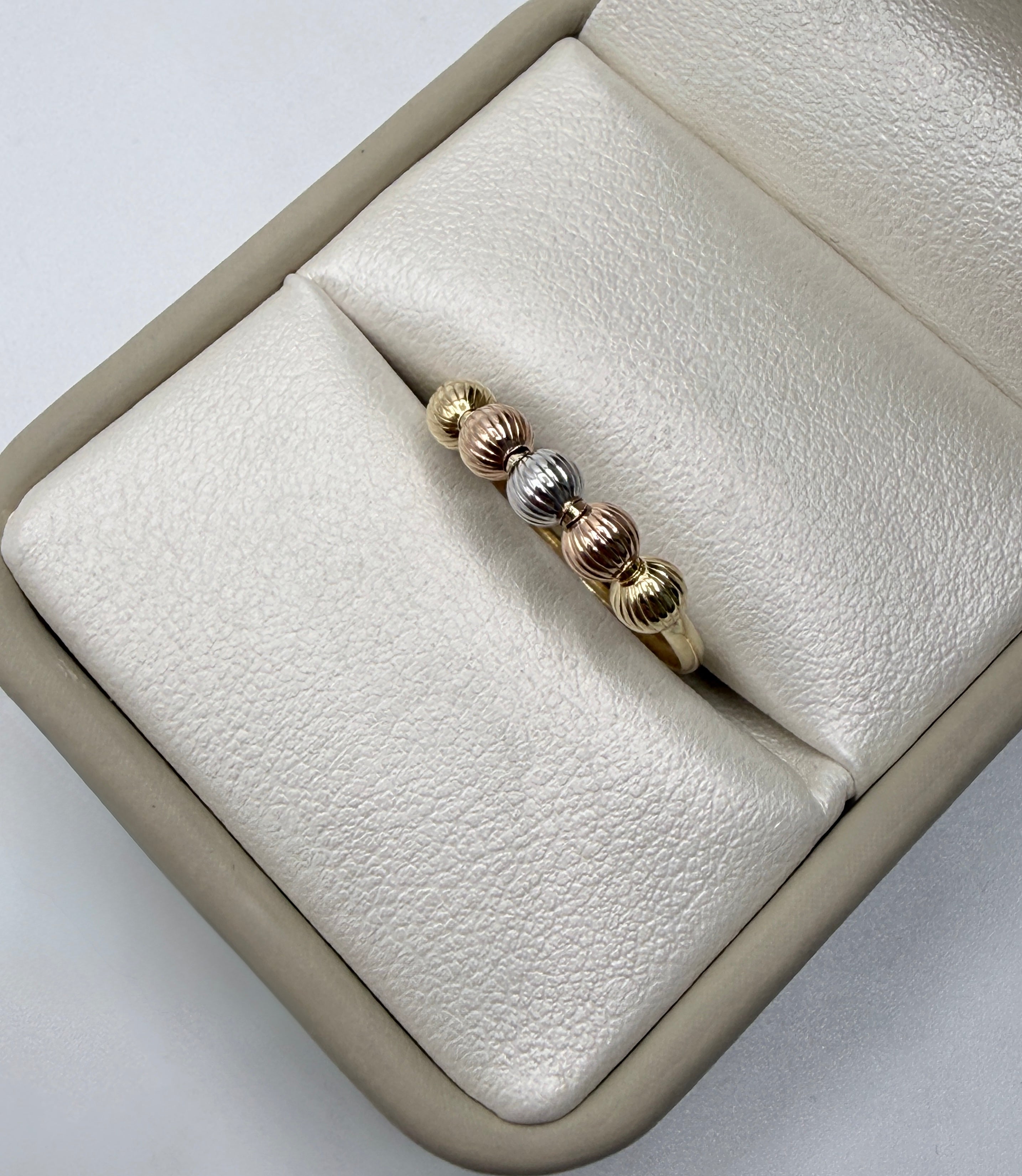 Anillo bolas diamantadas tres oros oro amarillo 18k / talla 7 / 0,95 gr / 1,61 mm
