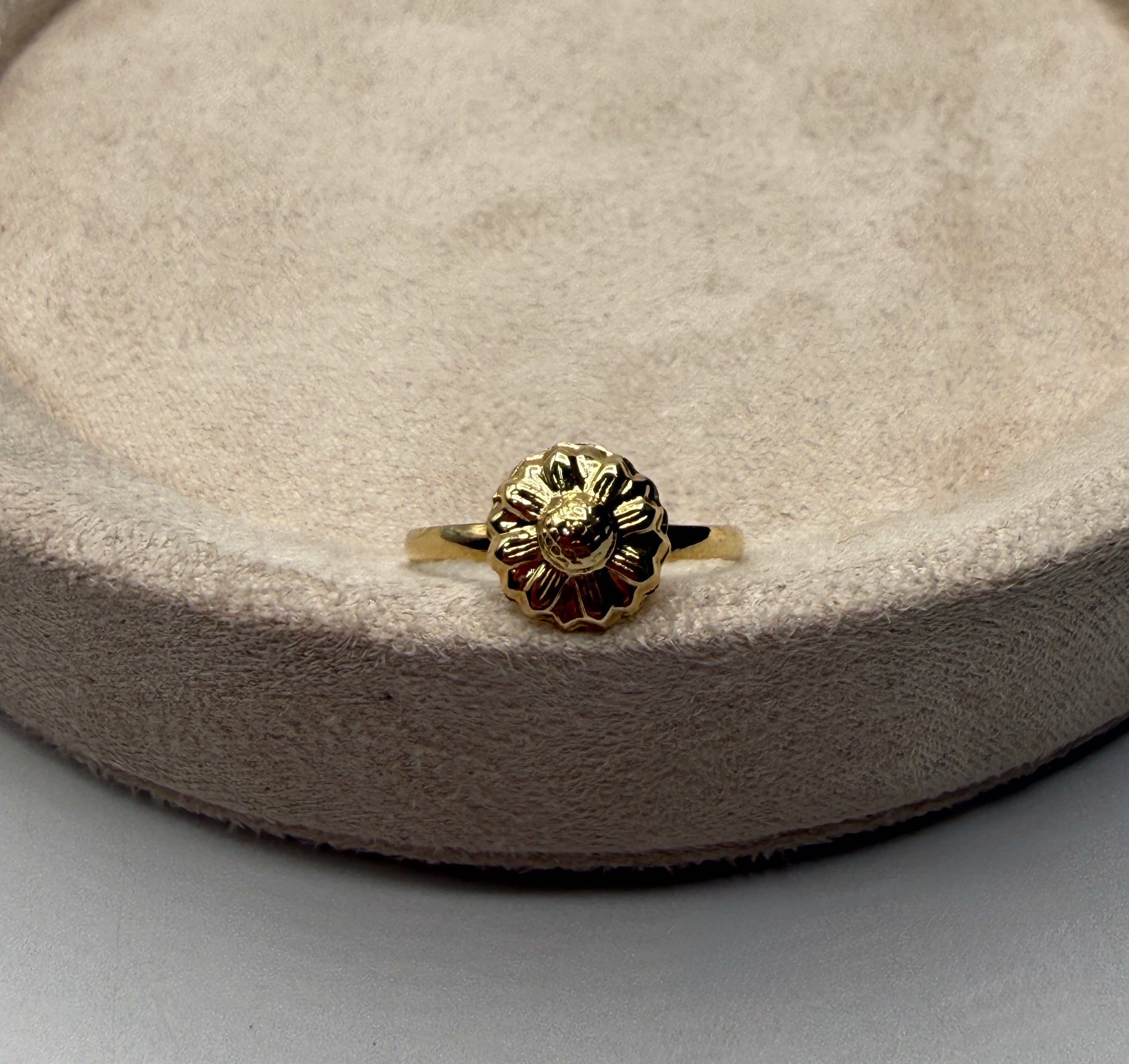 Anillo flor oro amarillo 18k / talla 6 1/2 / 1 gr / 1,7 mm