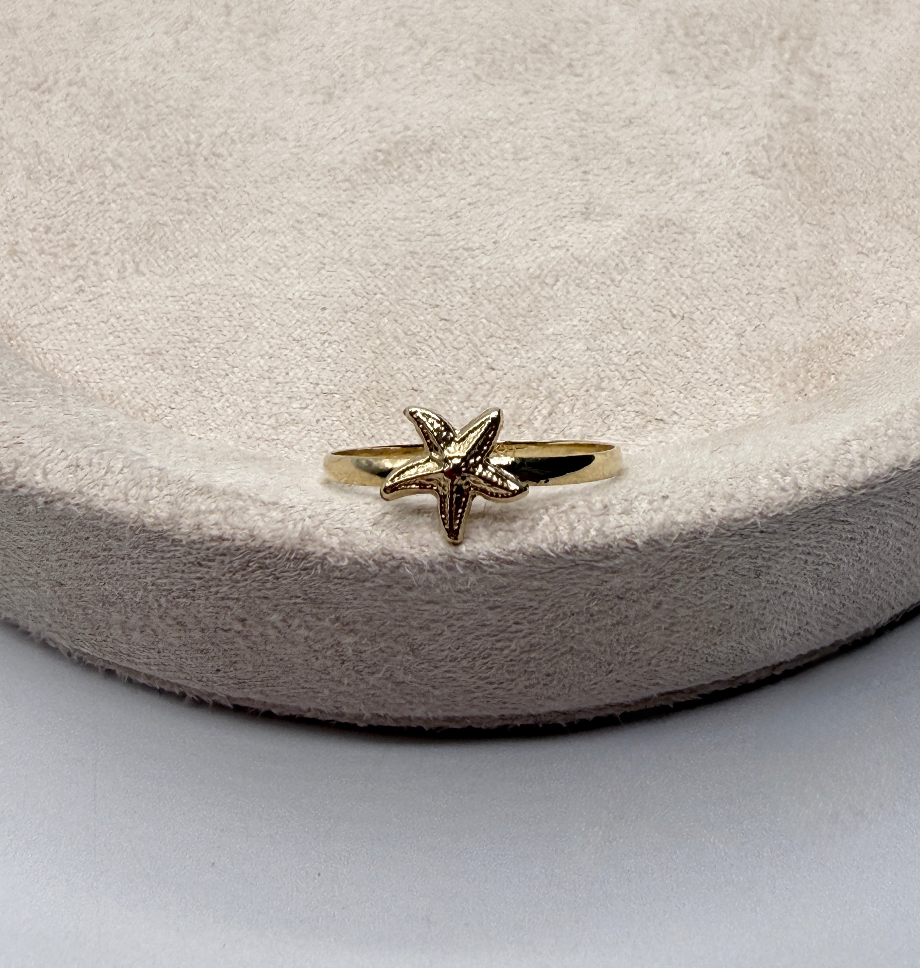 Anillo estrella de mar oro amarillo 18k / talla 6 1/2 / 0,72 gr / 1,6 mm