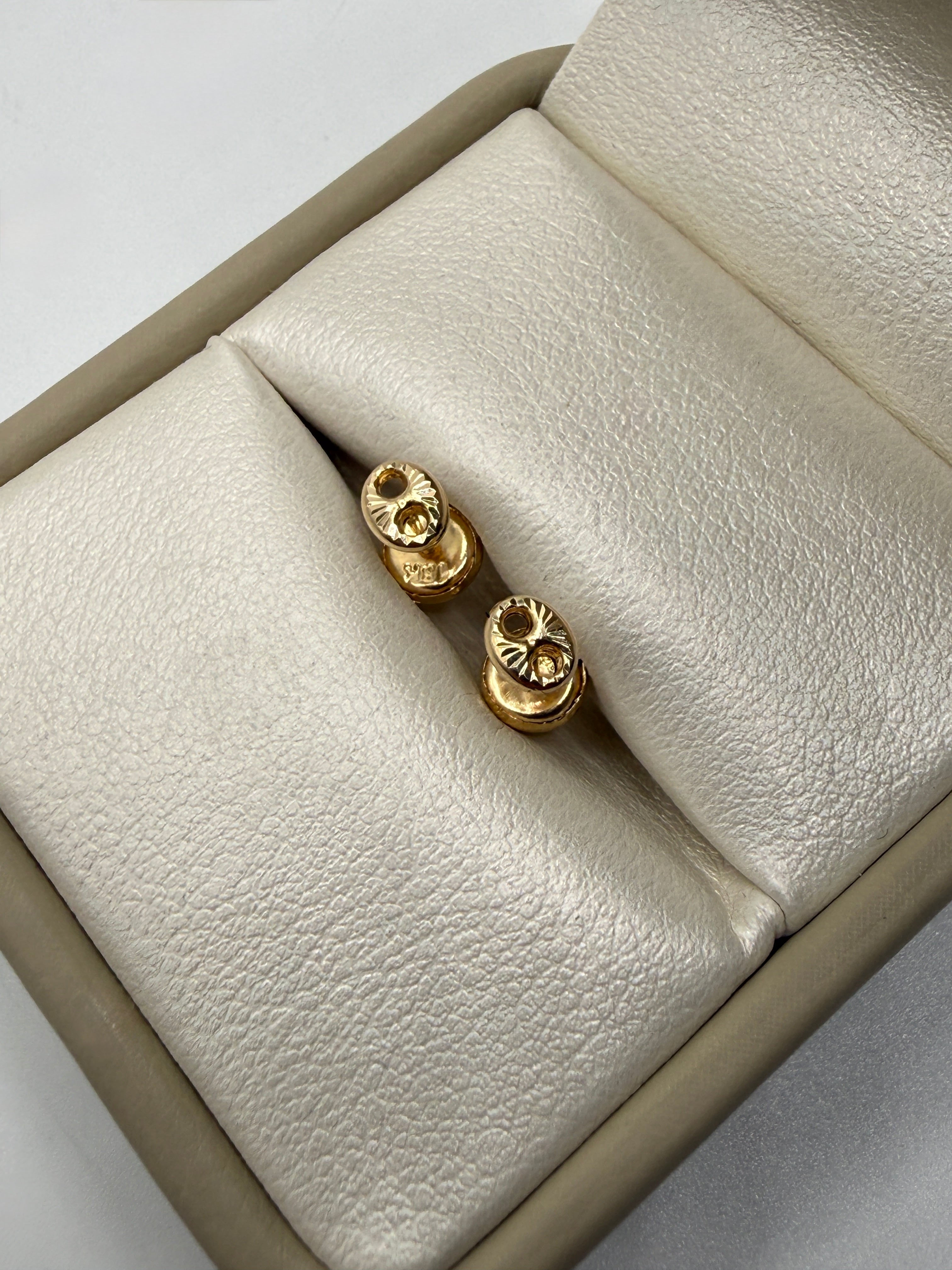 Topos GC diamantados oro amarillo 18k 0,46 gr / 5,11 mm