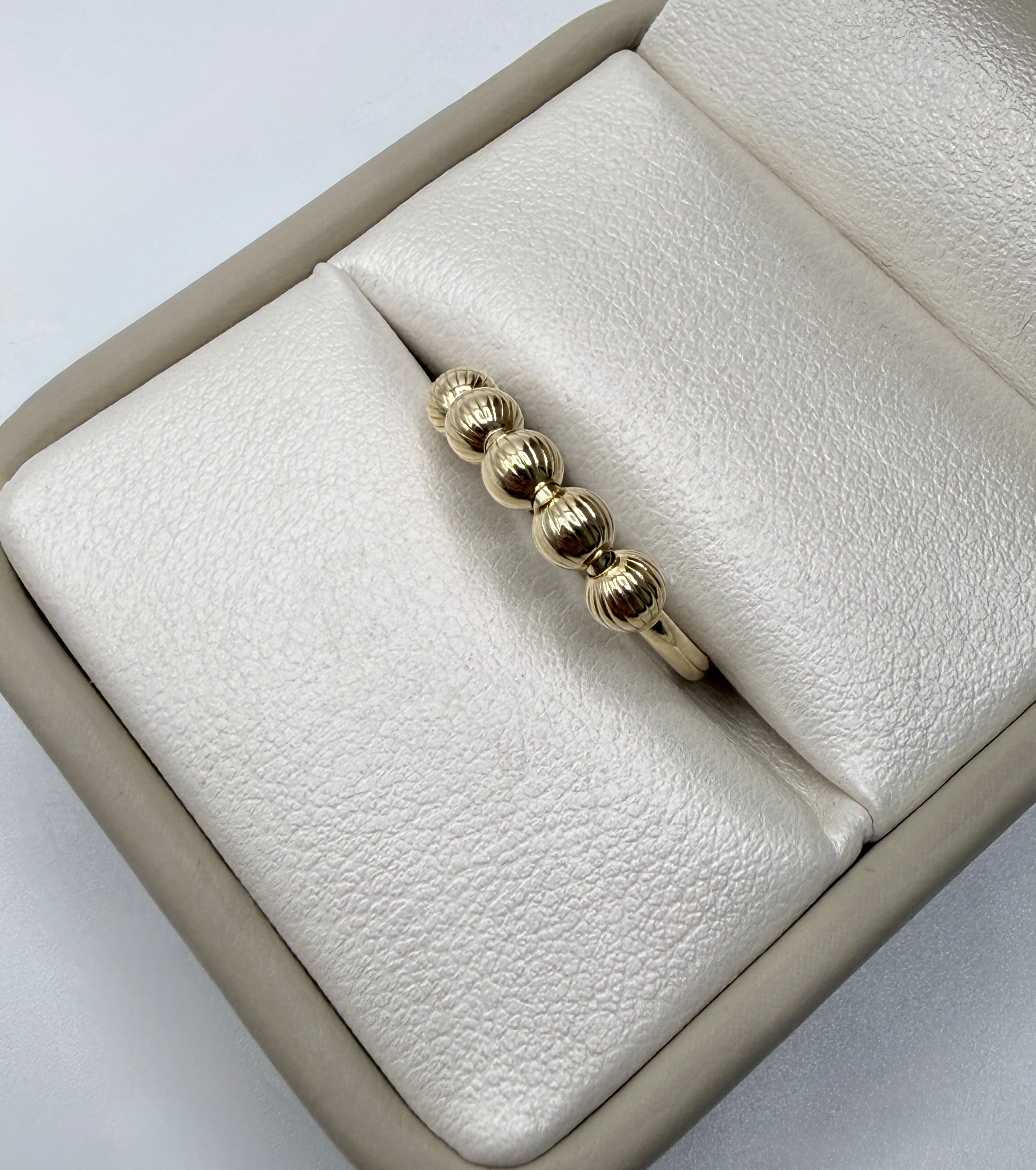Anillo bola diamantada oro amarillo 18k / talla 6 1/2 / 0,91 gr / 1,58 mm