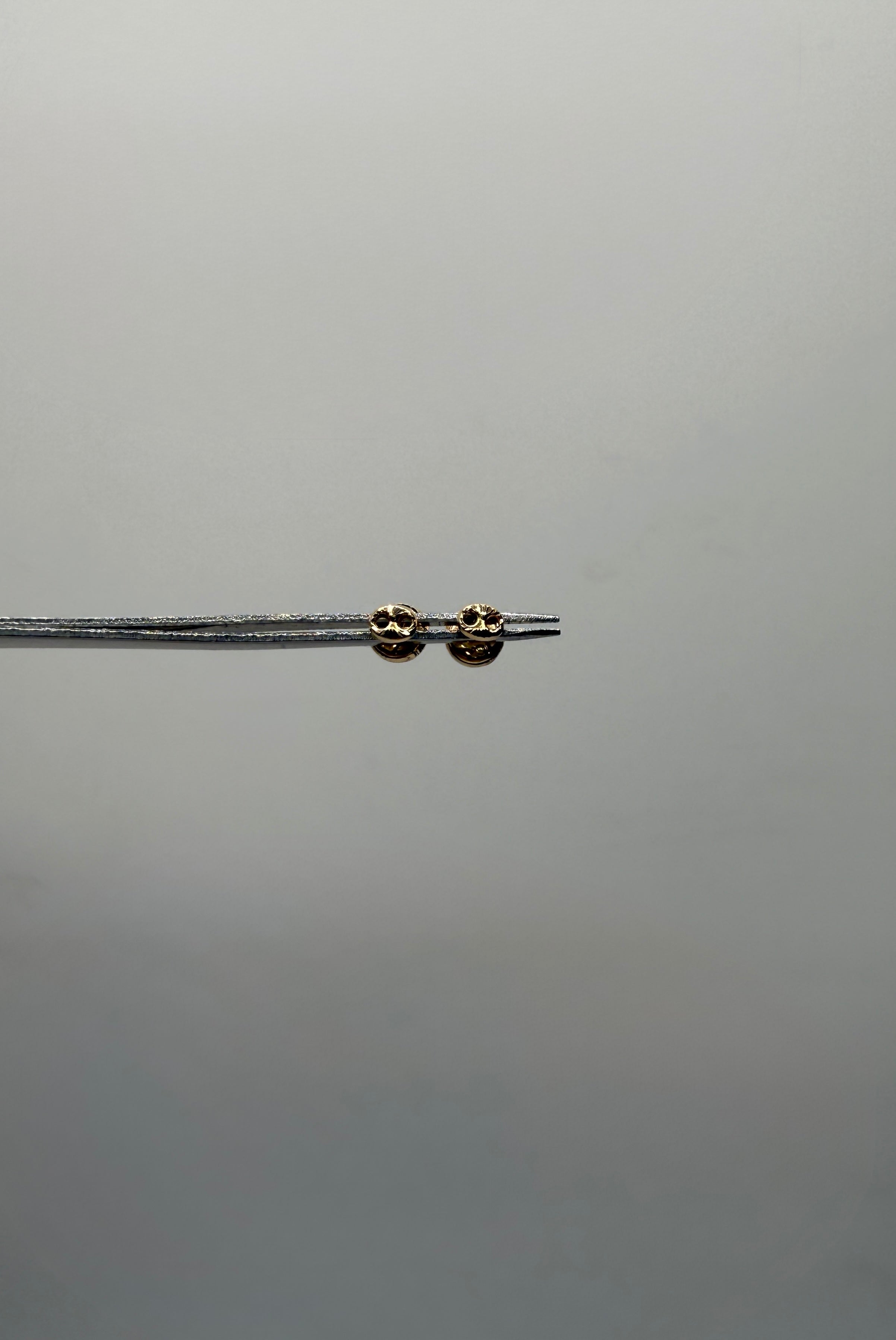 Topos GC diamantados oro amarillo 18k 0,46 gr / 5,11 mm