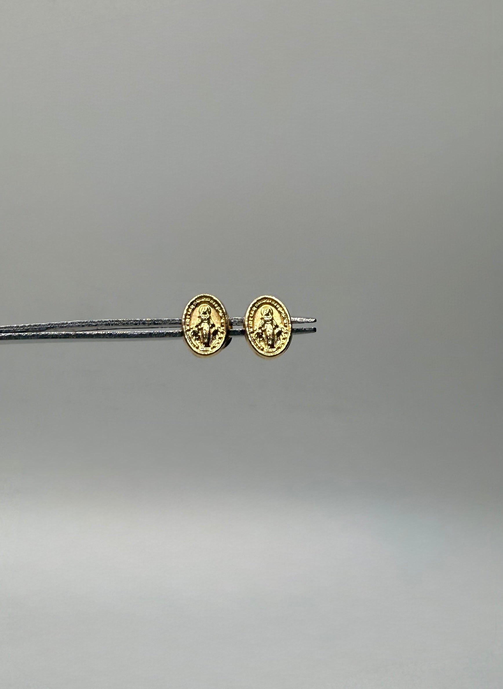 Topos virgen milagrosa oro amarillo 18k 0,66 gr / 8,15 mm