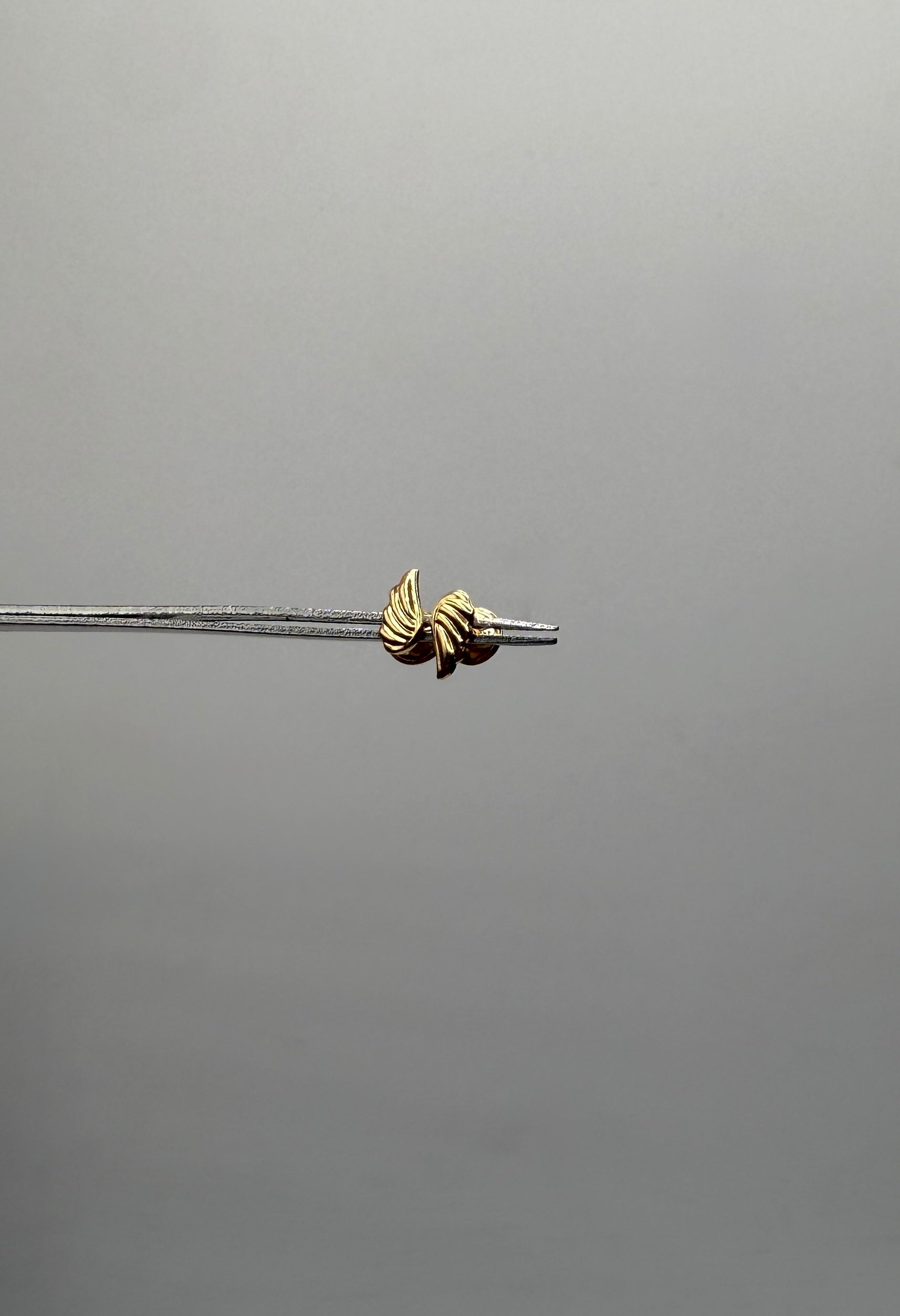 Topos alas Oro amarillo 18k 0,52 gr / 8,18 mm
