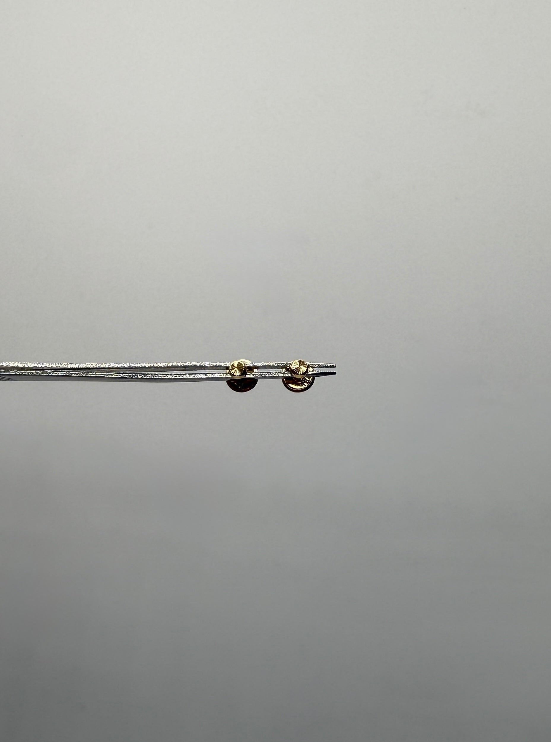 Topos diamantados bola plana oro amarillo 18k 0,41 gr / 4,3 mm