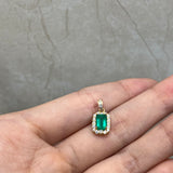 Dije Esmeralda rodeado de moissanitas en el cargador Oro amarillo 18k 1,10 Gr / 3,20 mm / 1,5 Cm