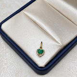 Dije Corazon de Esmeralda Rodeado de Moissanitas Oro amarillo 18k 0,76 Gr / 4,12 mm / 1,5 Cm