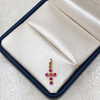 Dije Cruz Circón Fucsia Oro amarillo 18k 0,73 Gr / 1,56 mm / 1,4 Cm